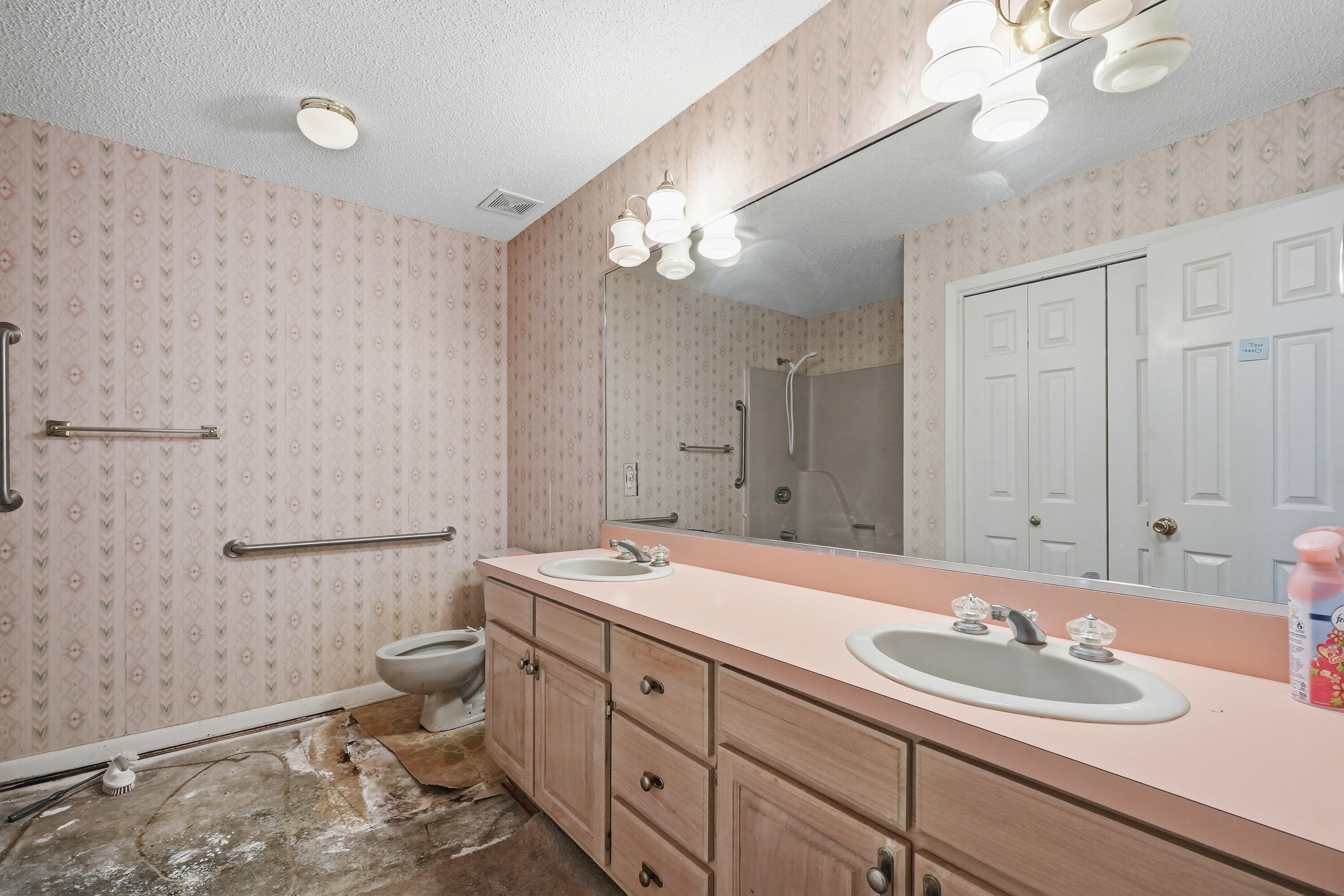 MARY ESTHER MANOR - Residential