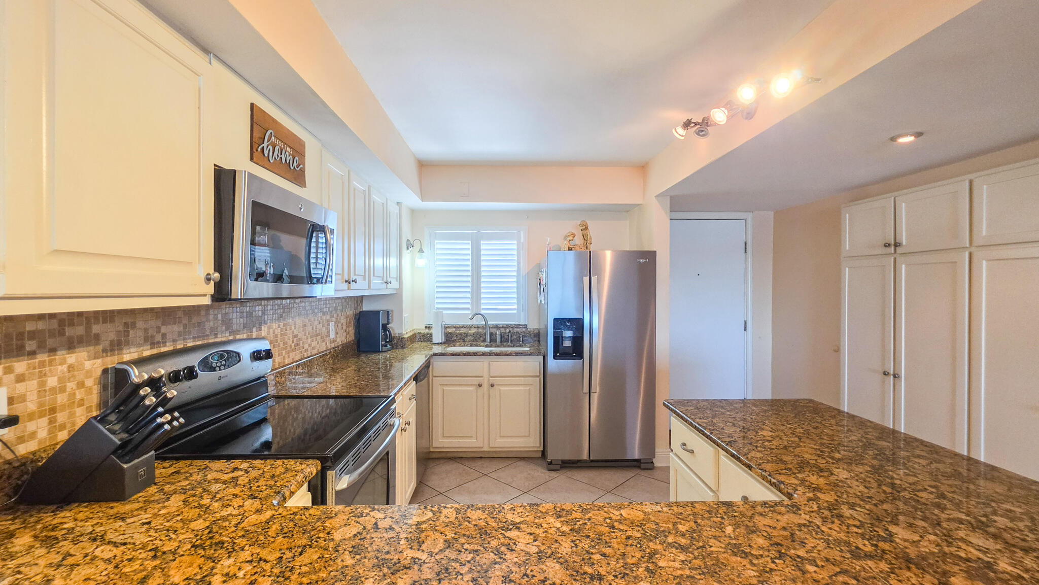 EL MATADOR CONDO - Residential