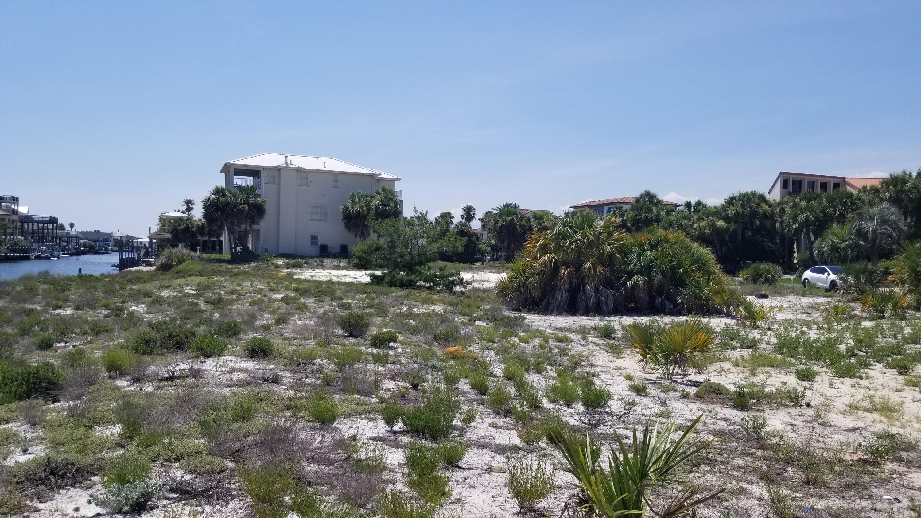 HOLIDAY ISLE - Land