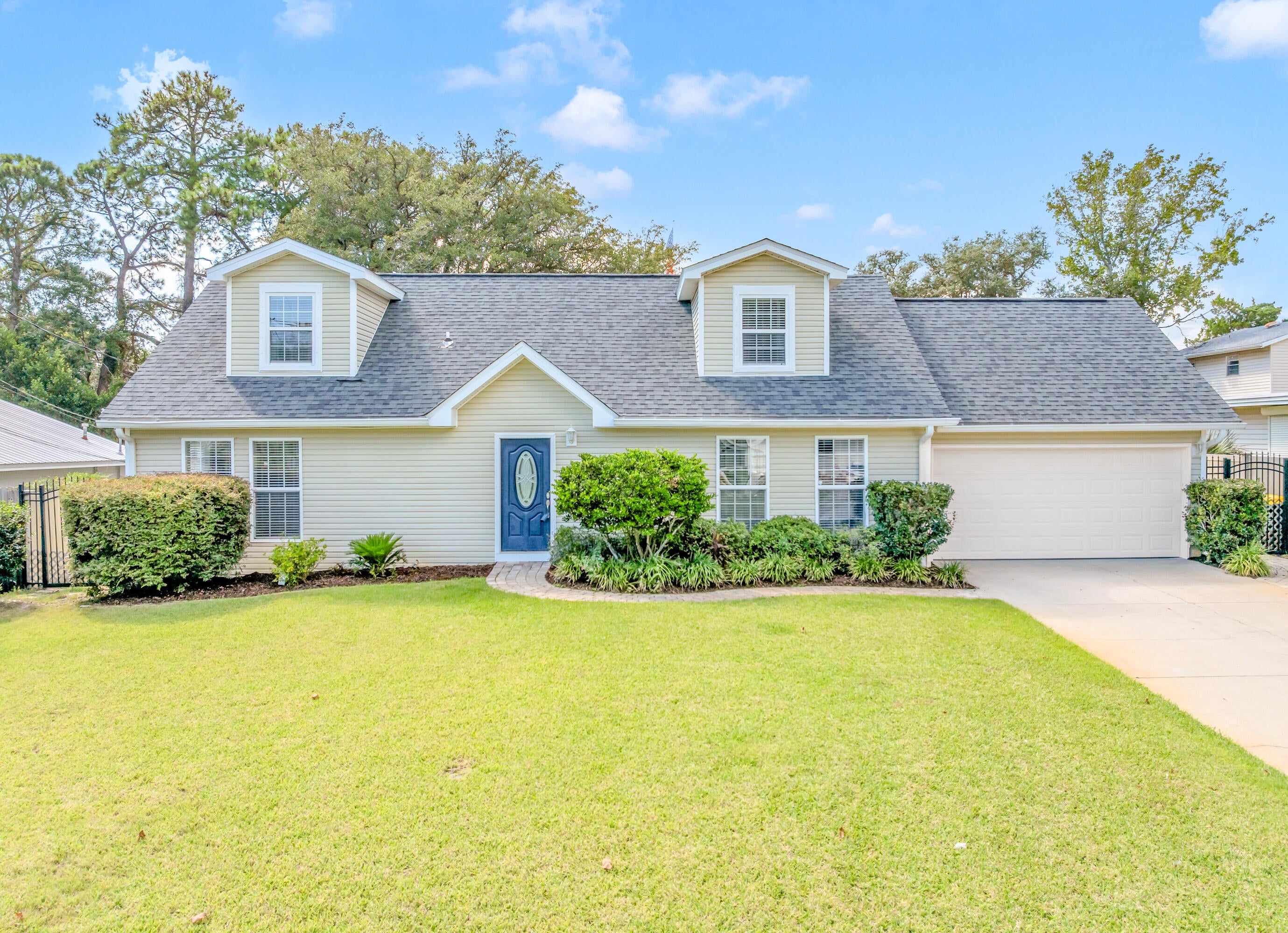 YACHT CLUB ESTATES - Residential