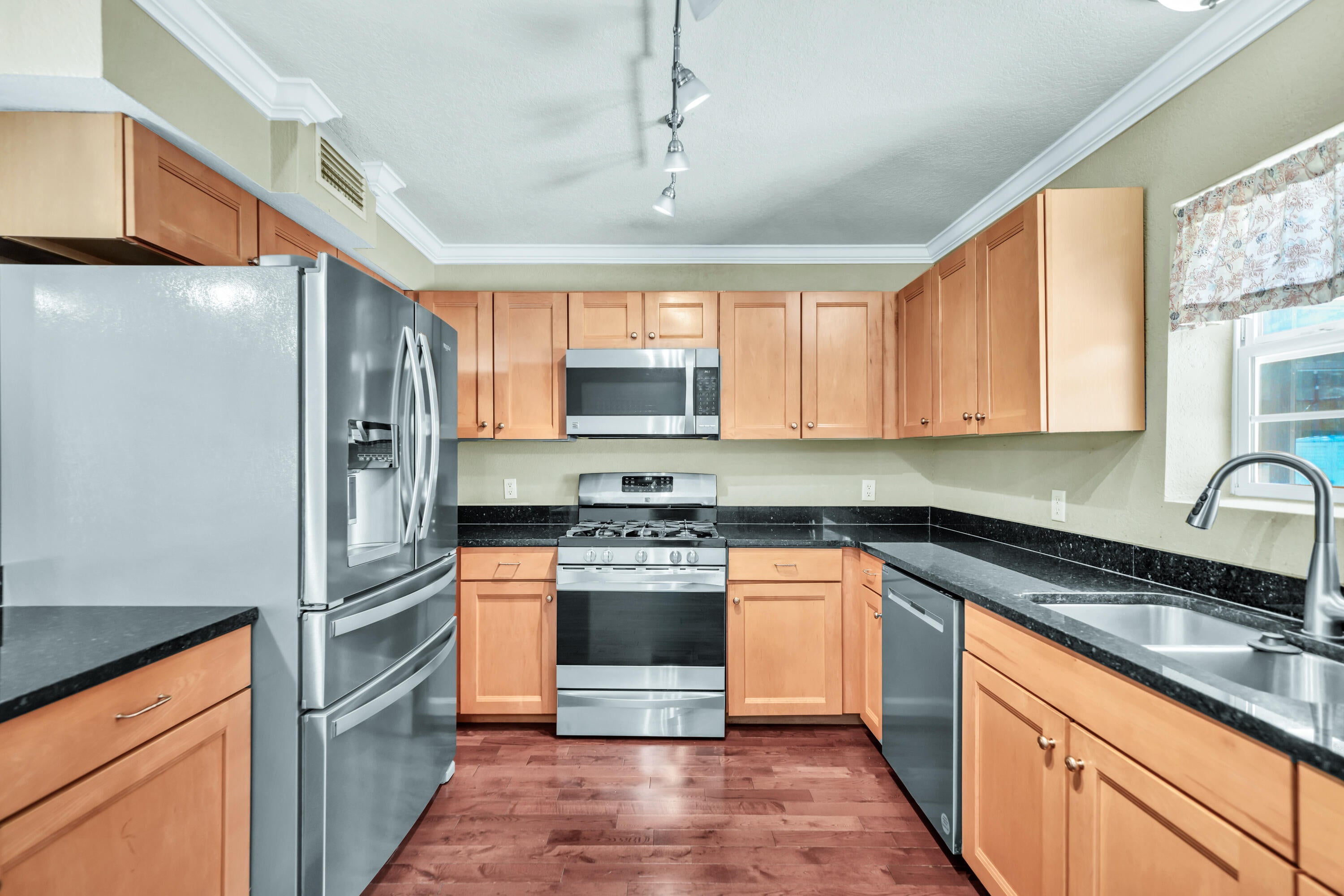 YACHT CLUB ESTATES - Residential