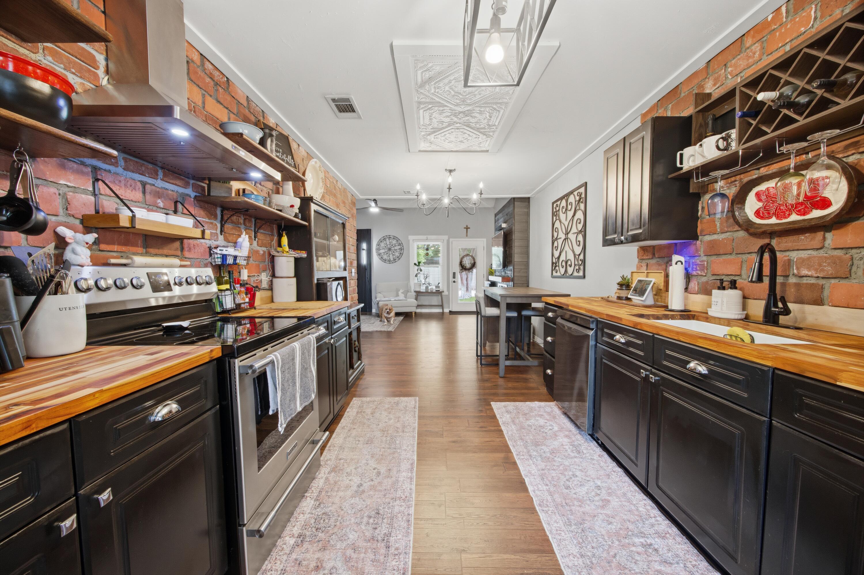 CAMBRIDGE VILLAGE T/H - Residential