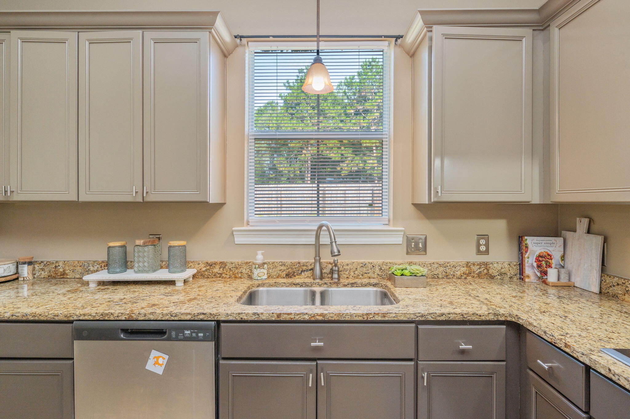 LAKERIDGE EST - Residential