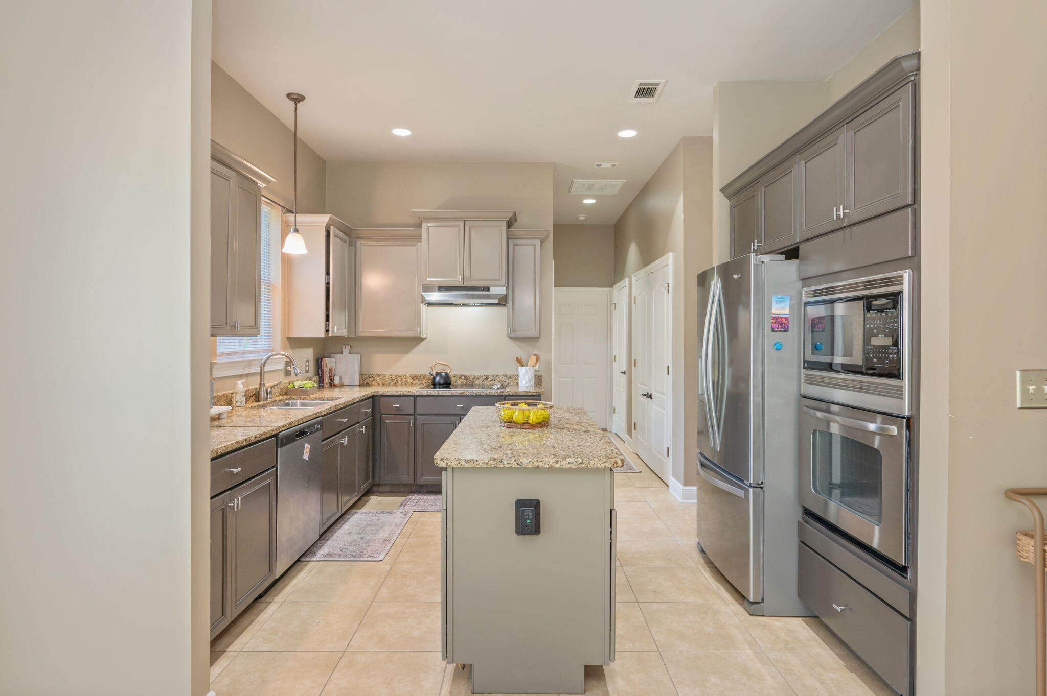 LAKERIDGE EST - Residential