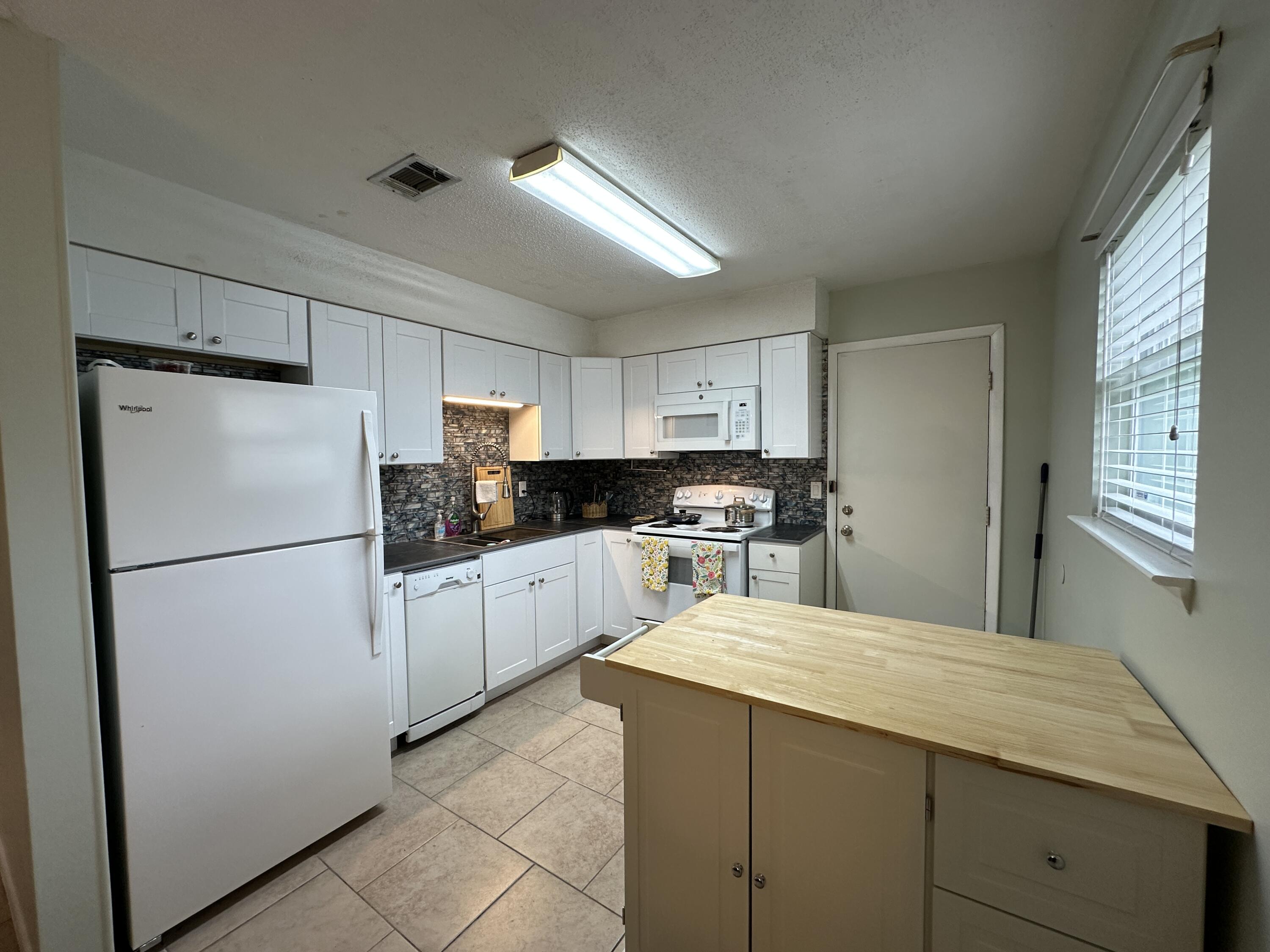 PINE MEADOWS 1ST ADDN - Residential Lease