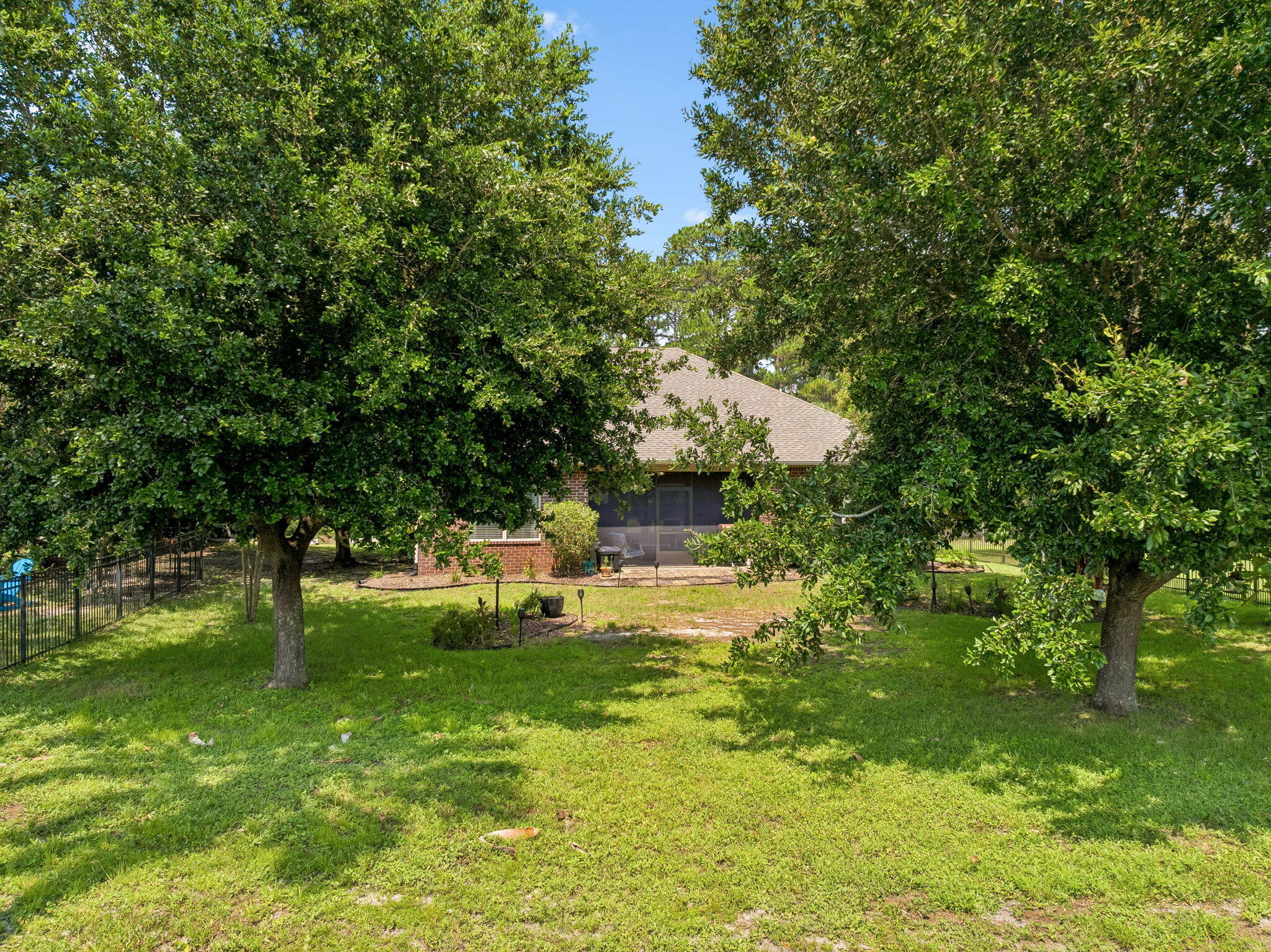 WHISPERING LAKE - Residential