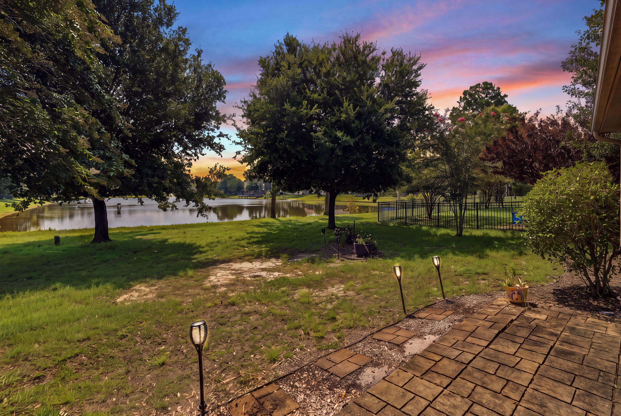 WHISPERING LAKE - Residential