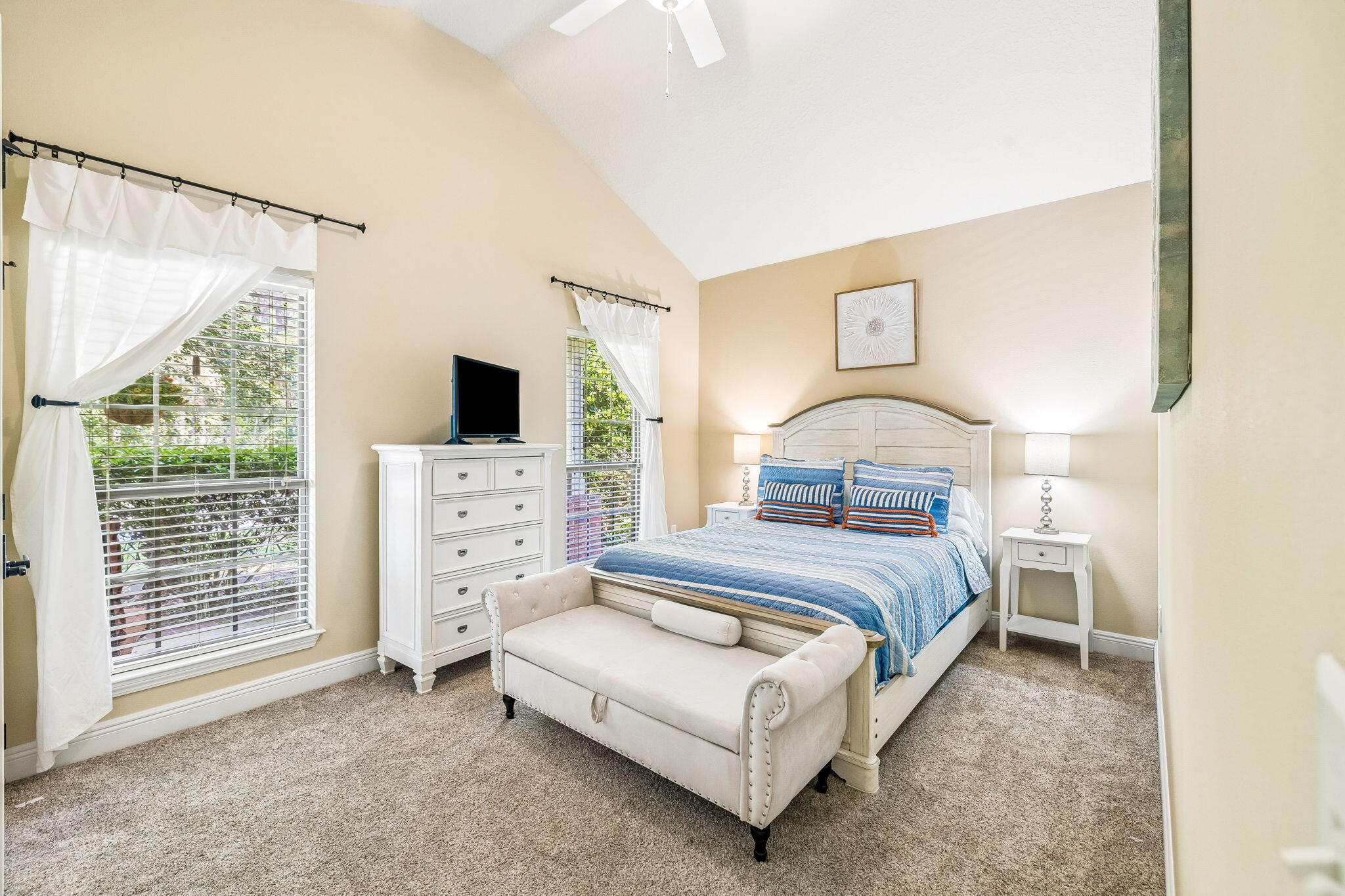 WHISPERING LAKE - Residential