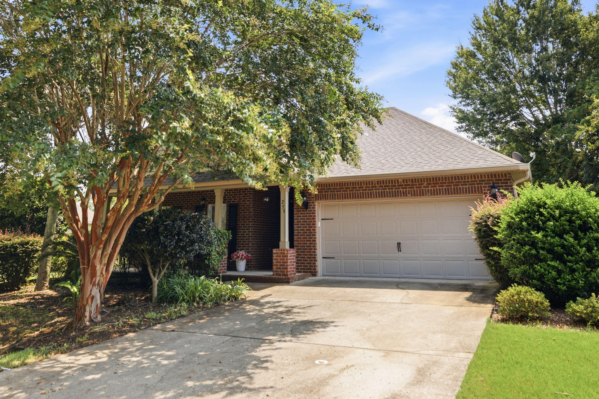WHISPERING LAKE - Residential