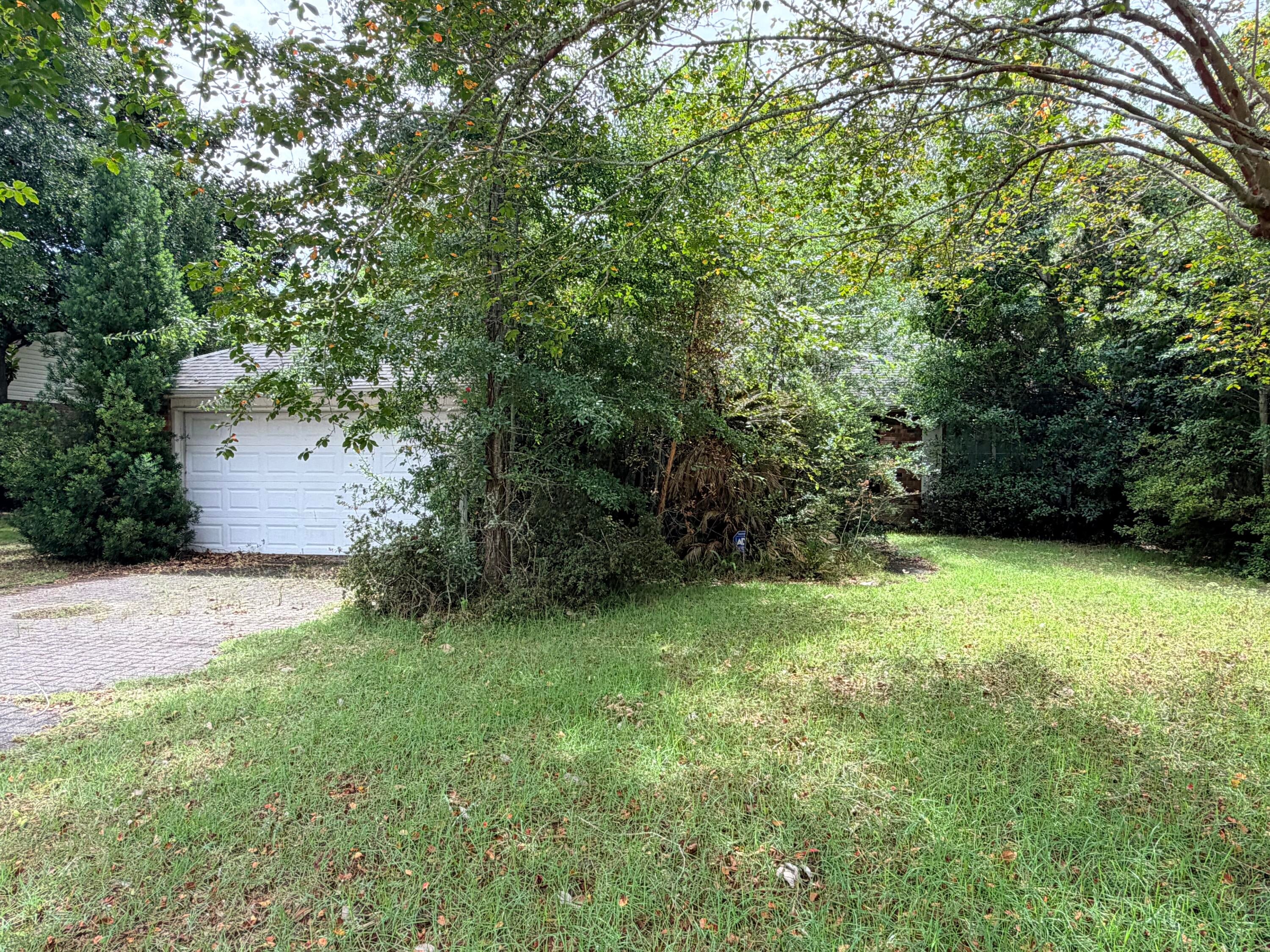 Investor special in Bluewater Bay! AS-IS and needs a roof Potential for a great property is here.  House has experienced previous water damage due to AC backing up, potential mold/environmental hazards may be present. Please exercise caution when entering the premises. Sold STRICTLY AS-IS. Seller has never occupied home.