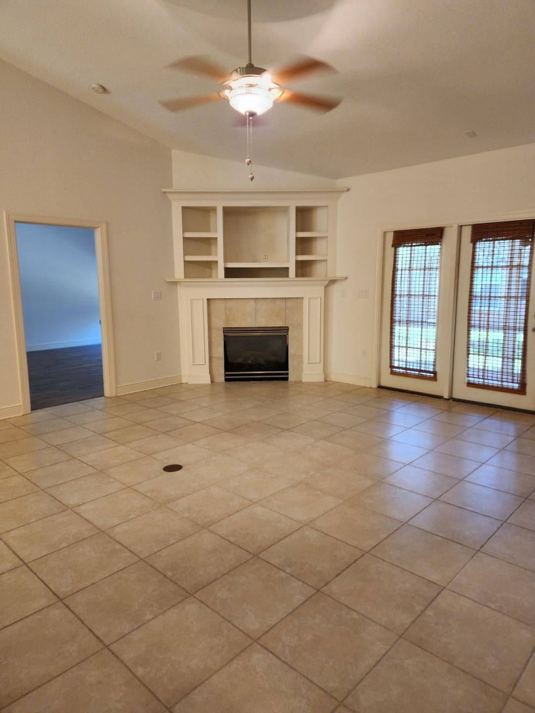 DIAMOND LAKES - Residential Lease