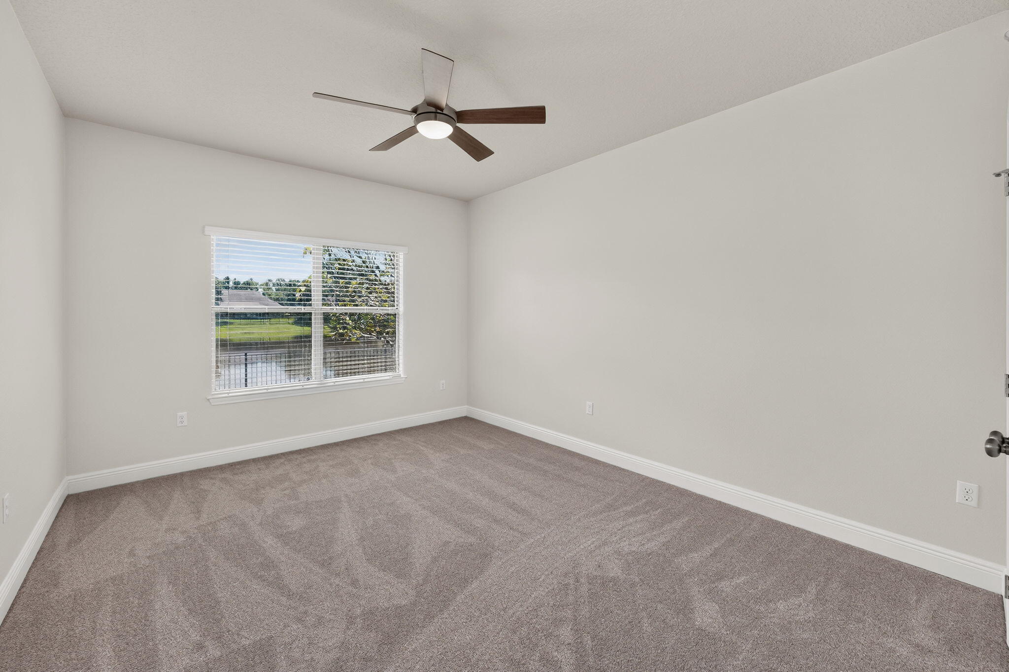 WHISPERING LAKE - Residential