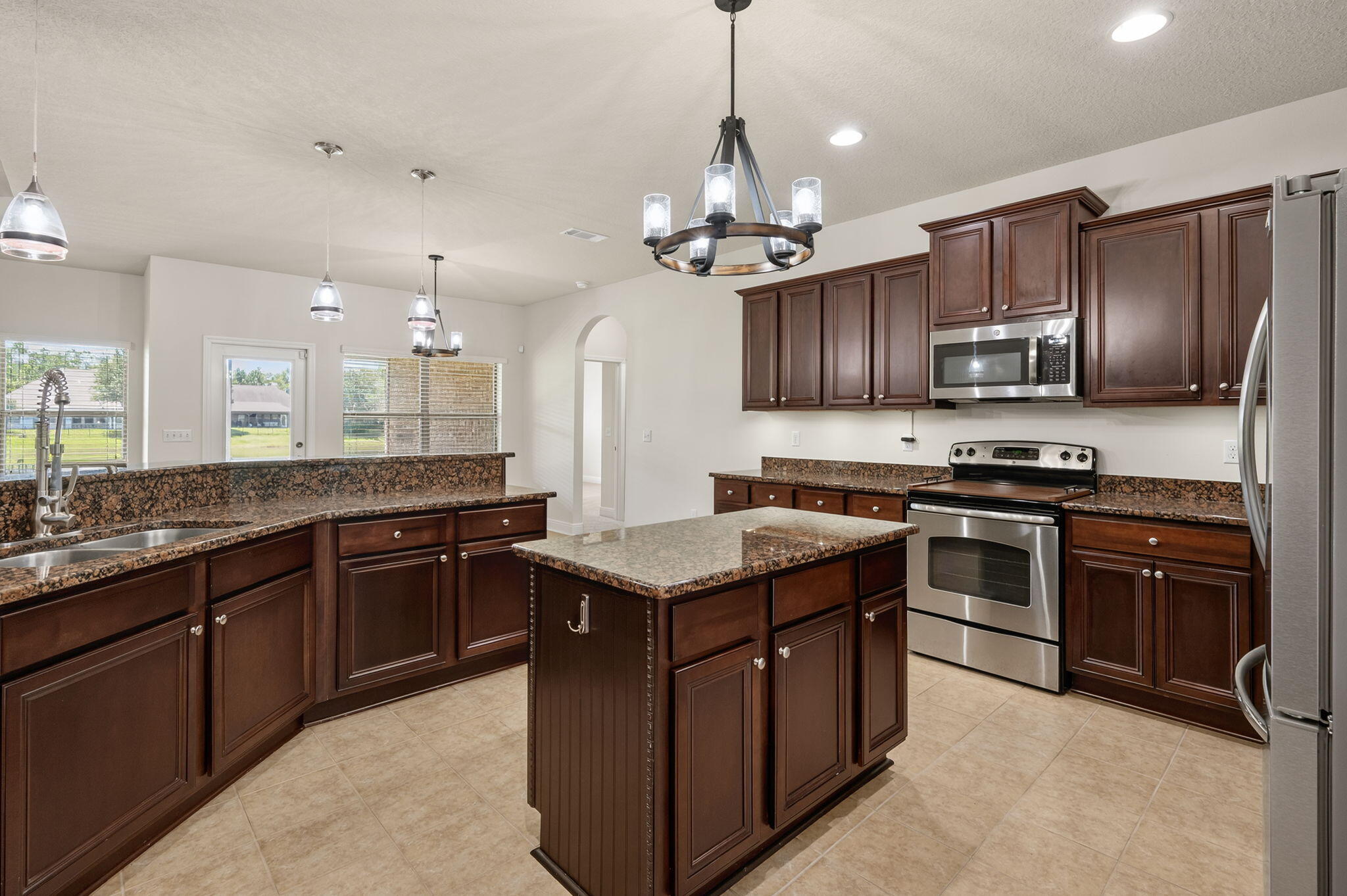 WHISPERING LAKE - Residential