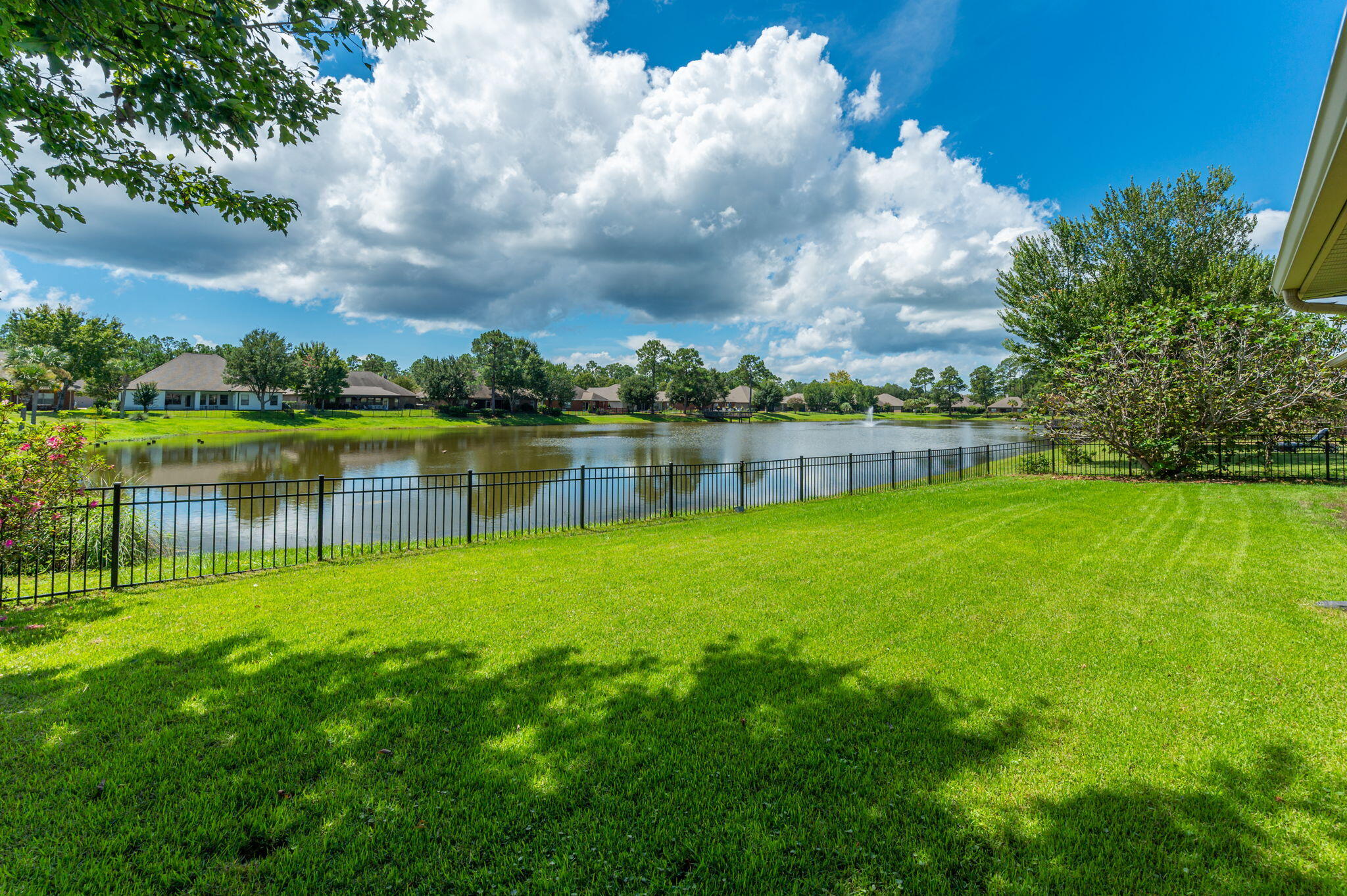 WHISPERING LAKE - Residential