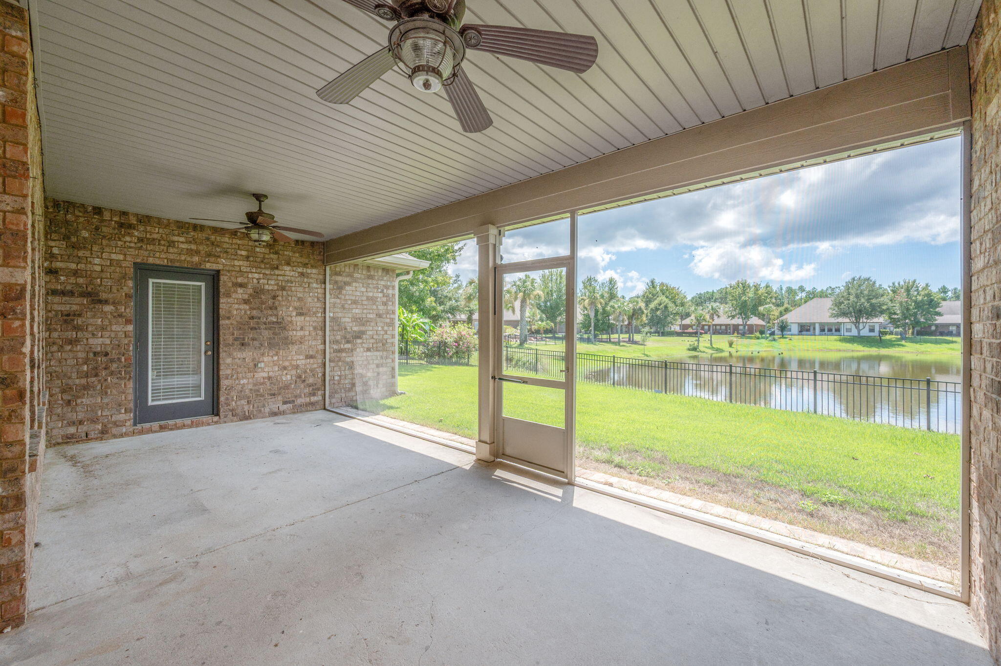 WHISPERING LAKE - Residential