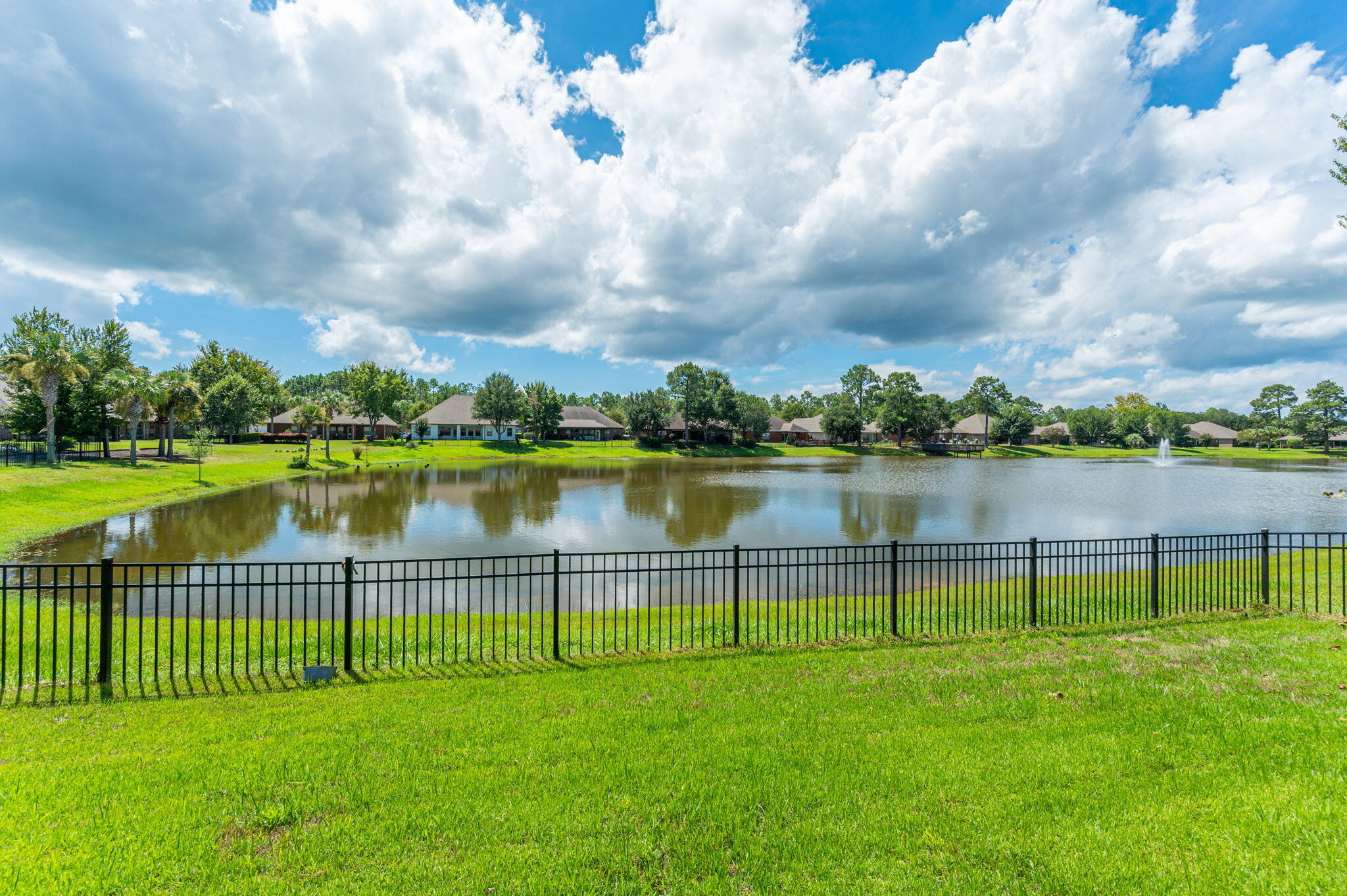 WHISPERING LAKE - Residential