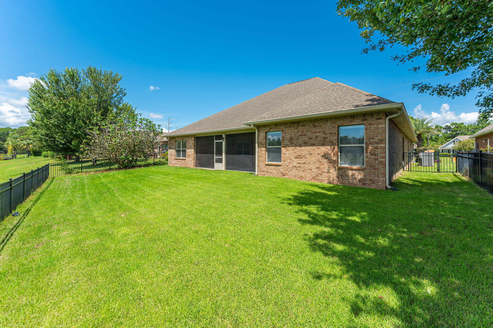 WHISPERING LAKE - Residential