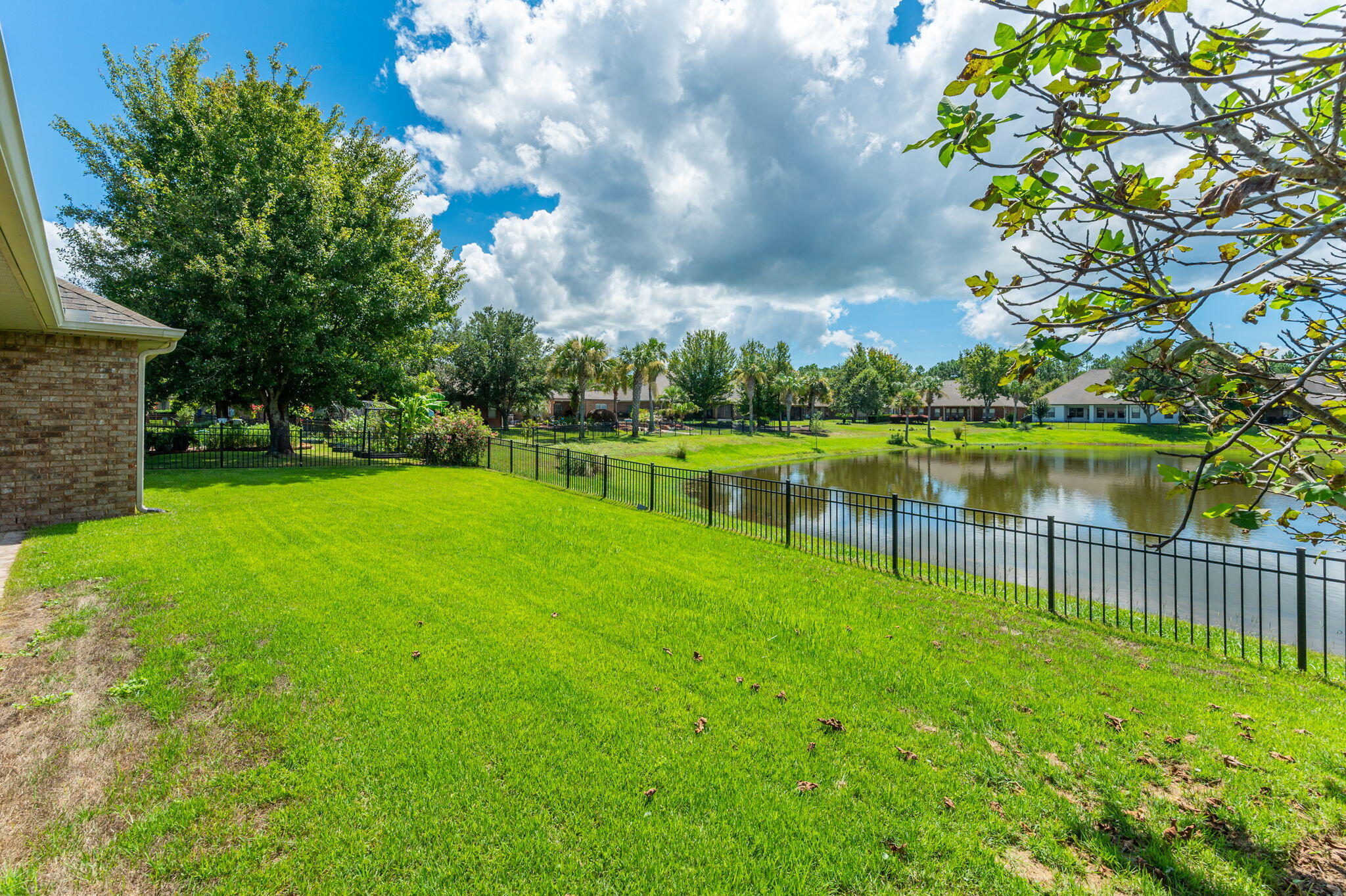 WHISPERING LAKE - Residential