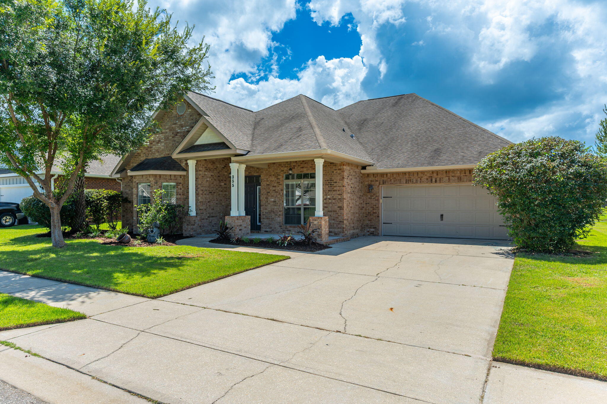 WHISPERING LAKE - Residential