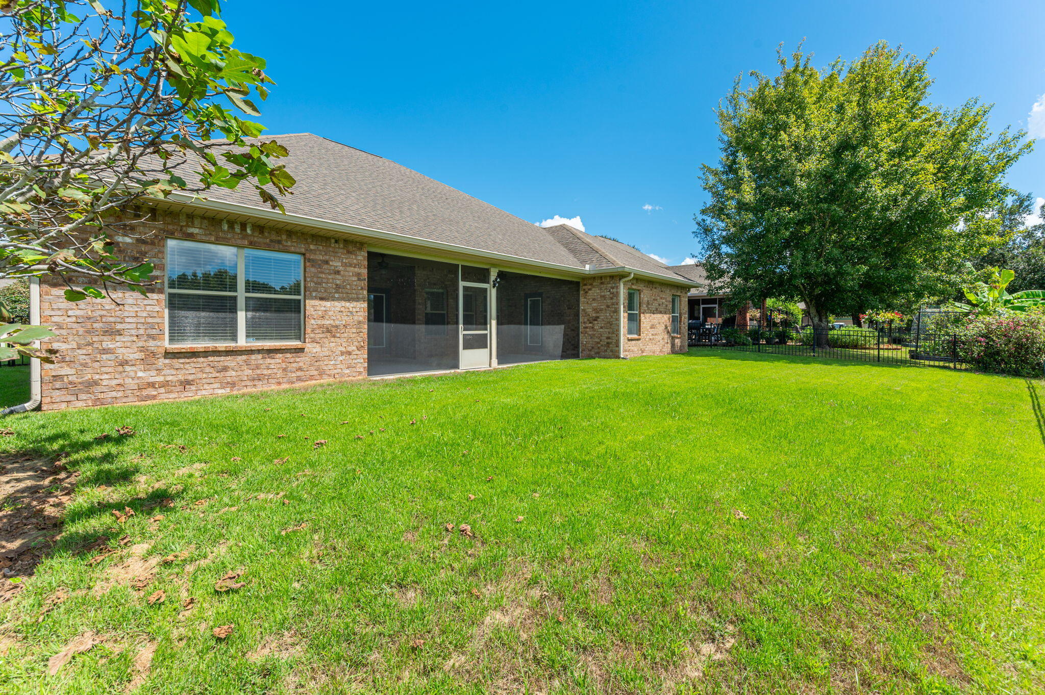 WHISPERING LAKE - Residential
