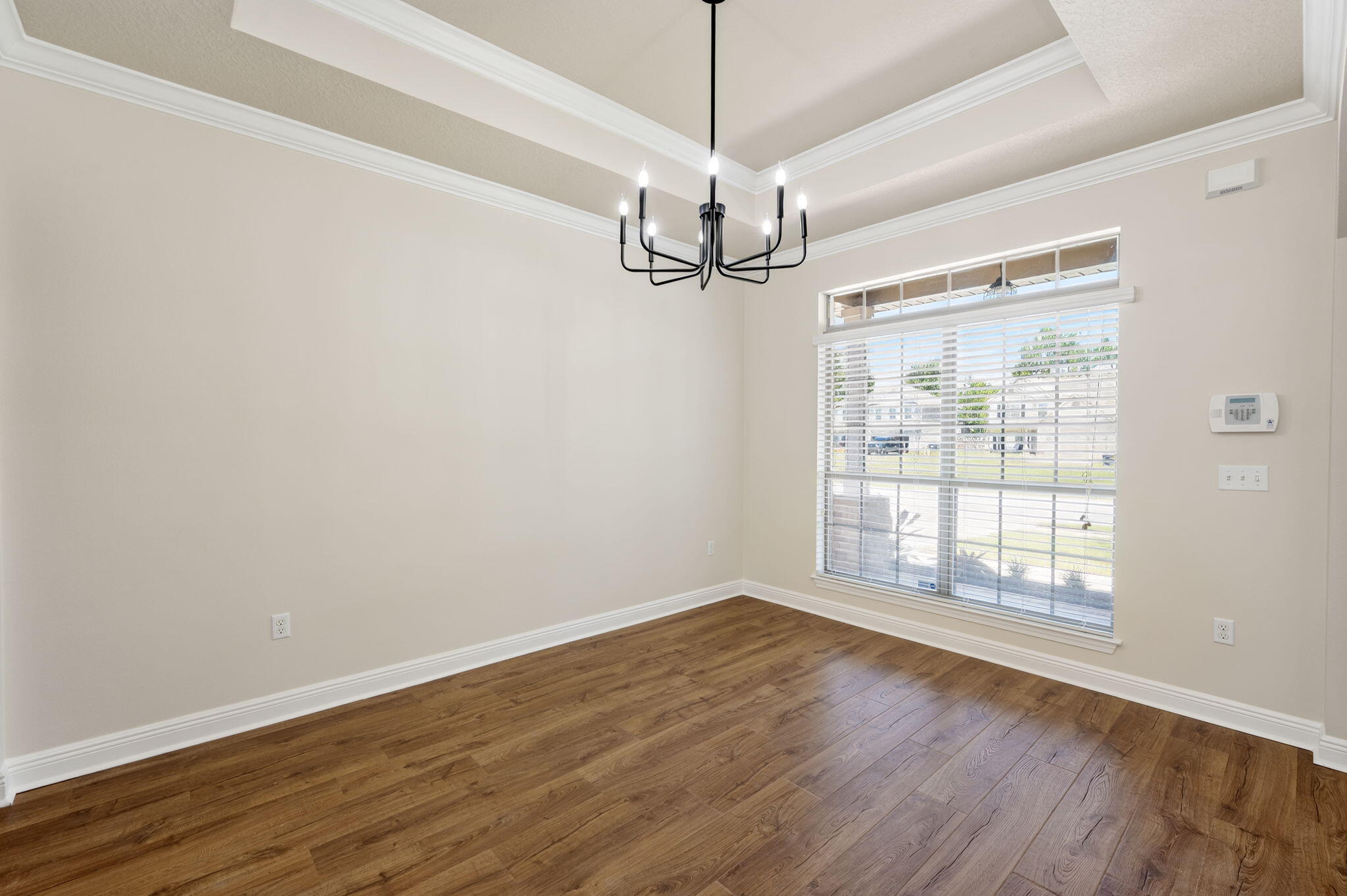 WHISPERING LAKE - Residential