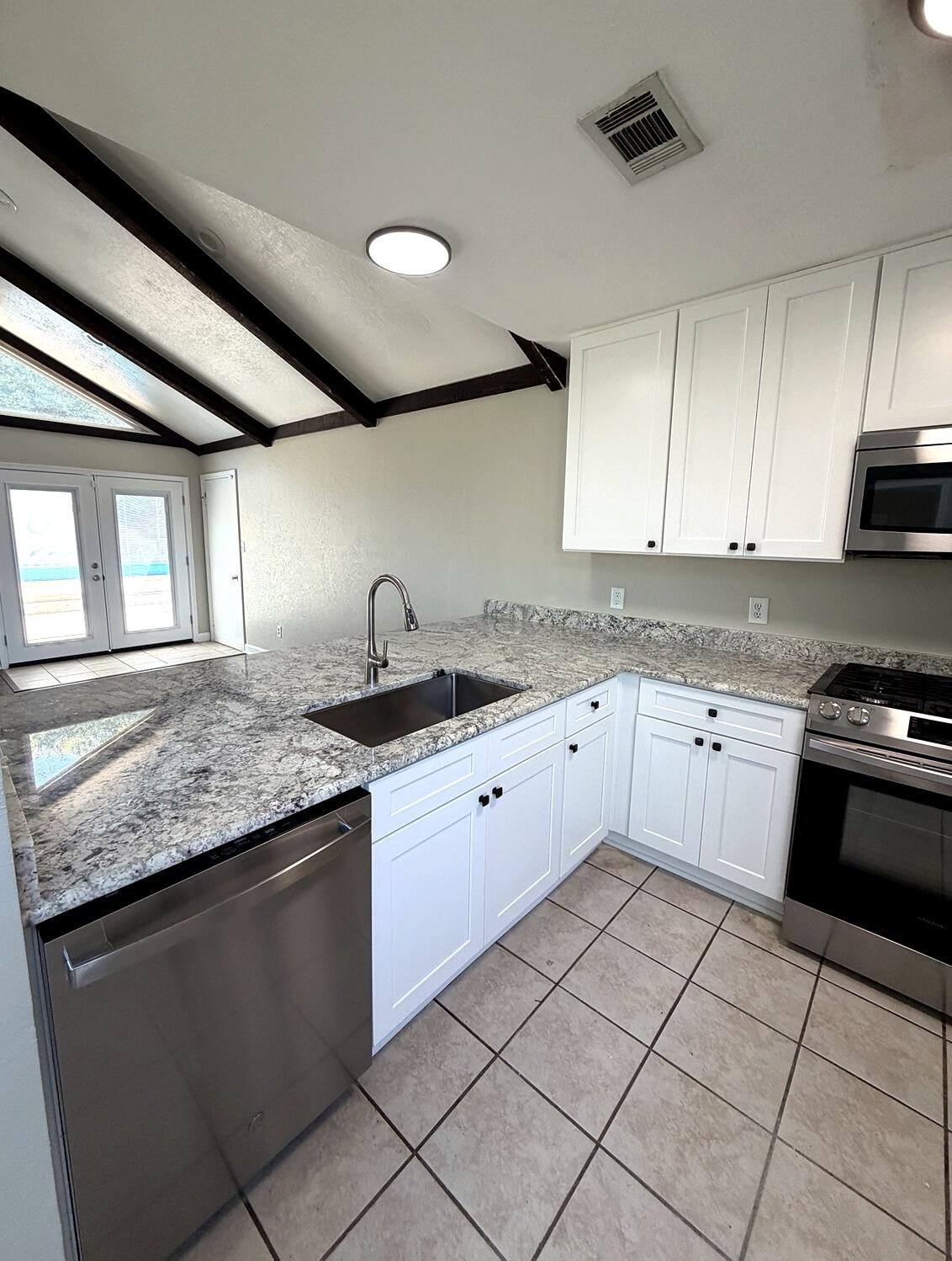 GRAND LAGOON SHORES - Residential Lease