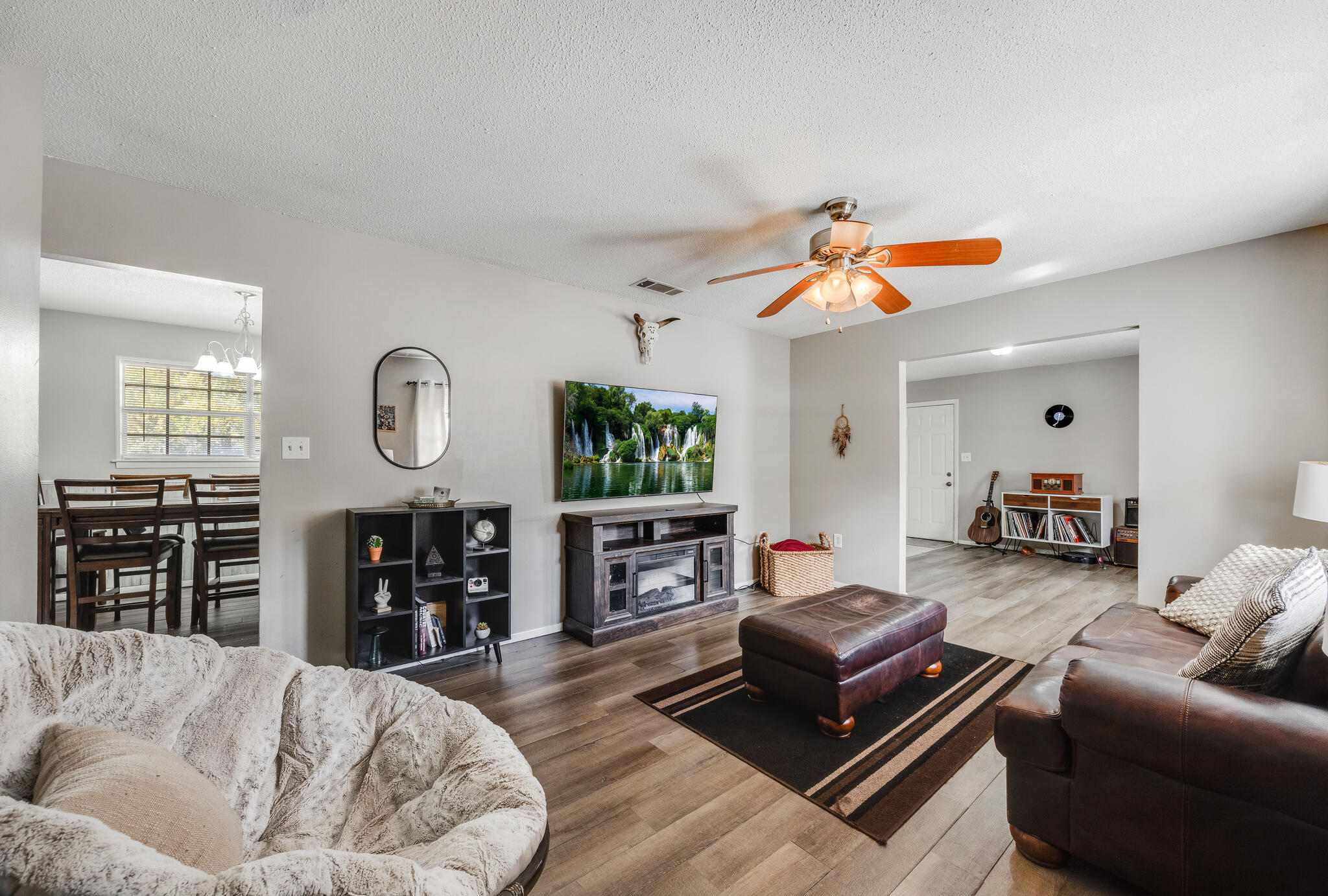 BANK APPROVED SHORT SALE

3 bedroom, 2 bathroom home offering approximately 1,375 square feet of living space on a larger lot in a central location. This property provides a functional layout with comfortable living areas and good potential for a buyer looking to make it their own.