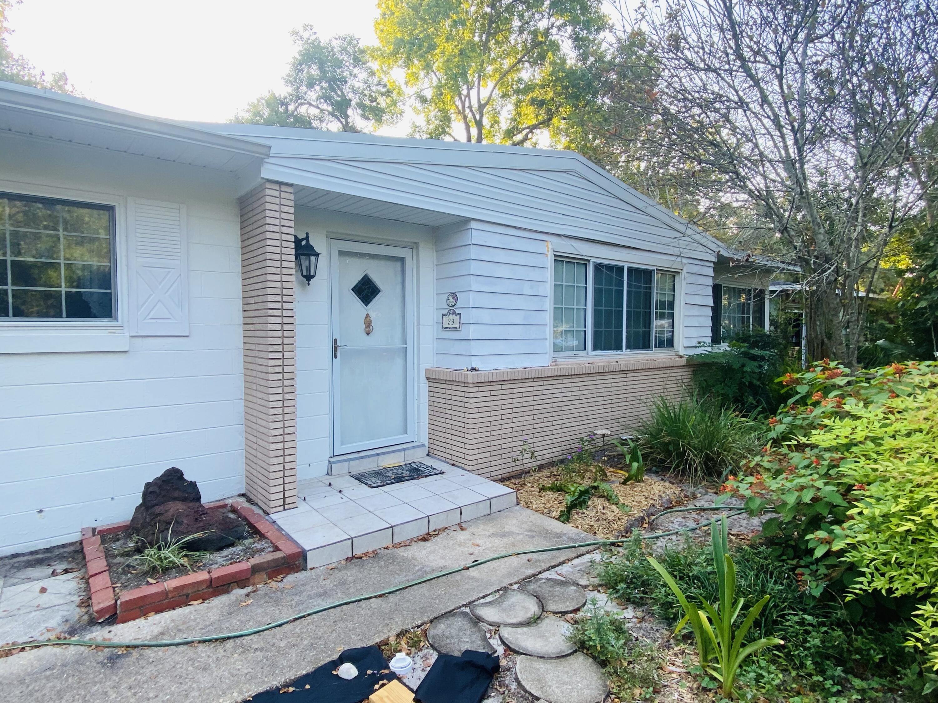 Less than 3 miles to our beautiful Emerald Coast beaches -This quaint home is located in the Elliot Point area of Fort Walton Beach. There is a ton of of extra living space with the  heated and cooled FL room included!  Hurricane season is less stressful with the whole-house generator! Enjoy the surrounding parks, shopping, restaurants, and venues. This property is conveniently located between Destin, Crestview, and only minutes away Eglin and Hurlburt military bases.