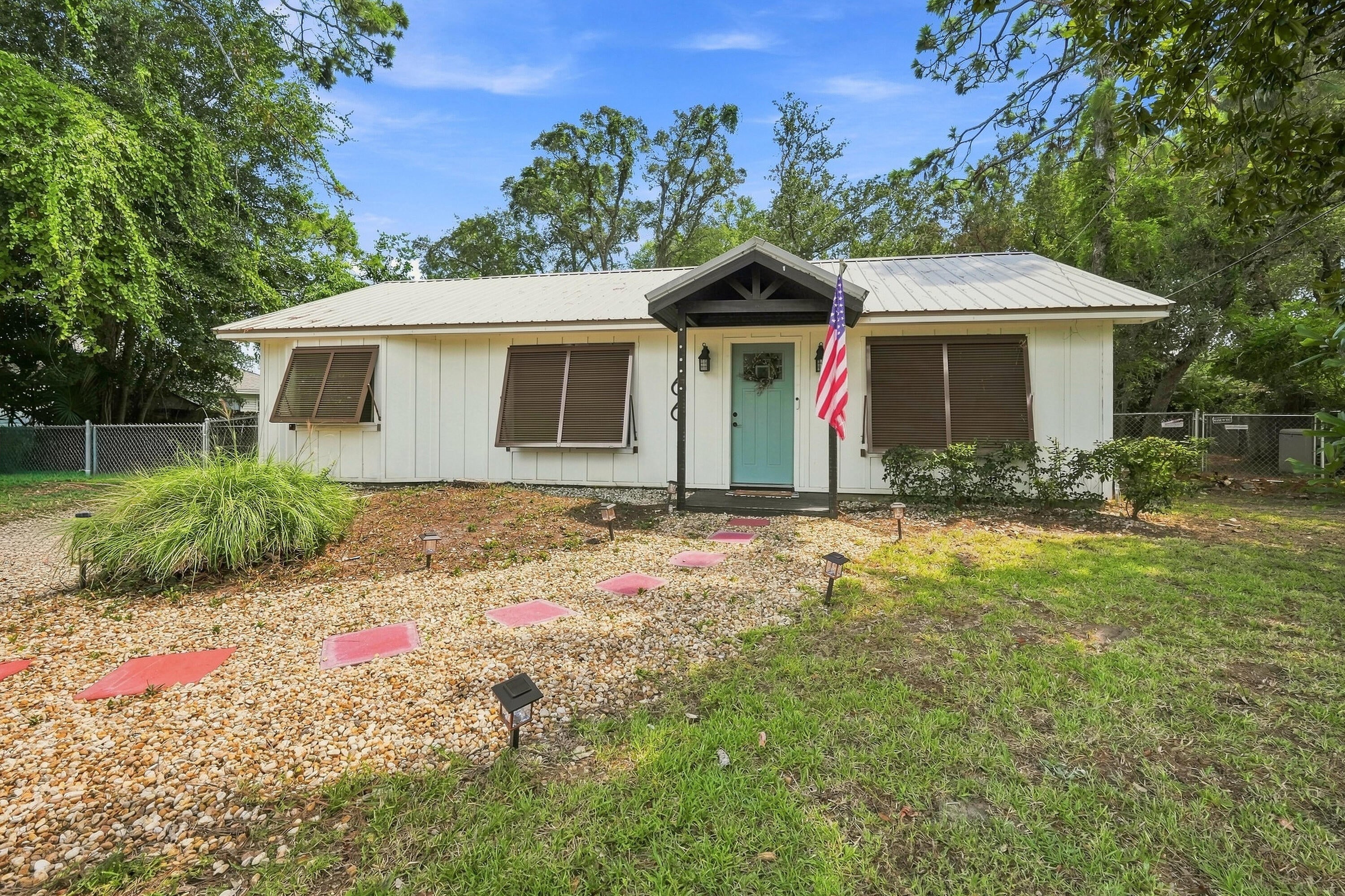 PORT DIXIE ALL OF LOTS 21 22 & E1/2 - Residential