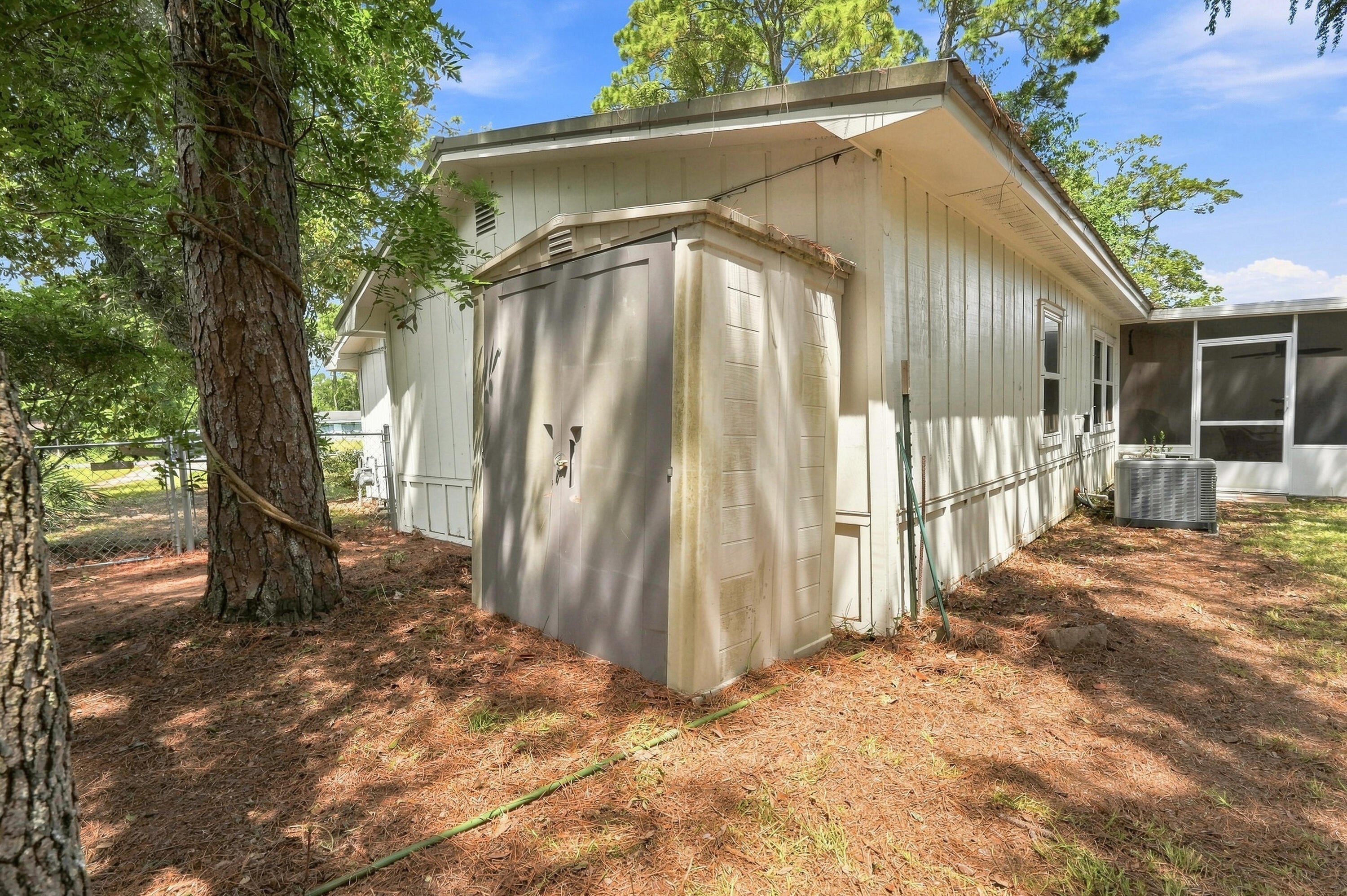 PORT DIXIE ALL OF LOTS 21 22 & E1/2 - Residential