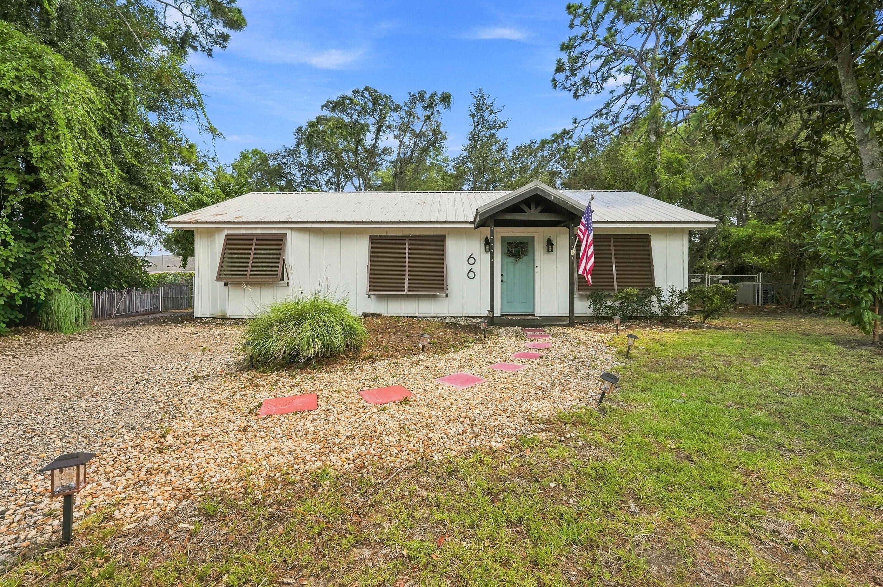 PORT DIXIE ALL OF LOTS 21 22 & E1/2 - Residential