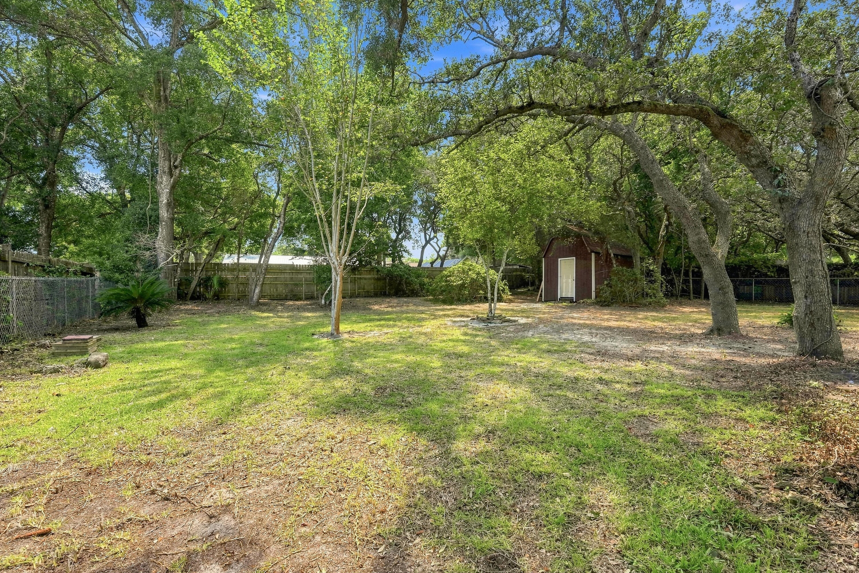 PORT DIXIE ALL OF LOTS 21 22 & E1/2 - Residential