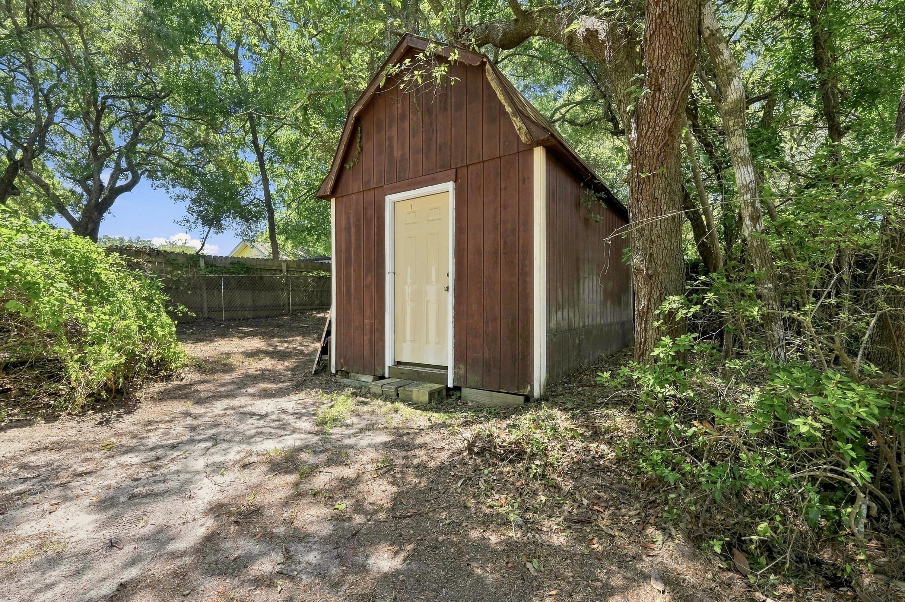 PORT DIXIE ALL OF LOTS 21 22 & E1/2 - Residential