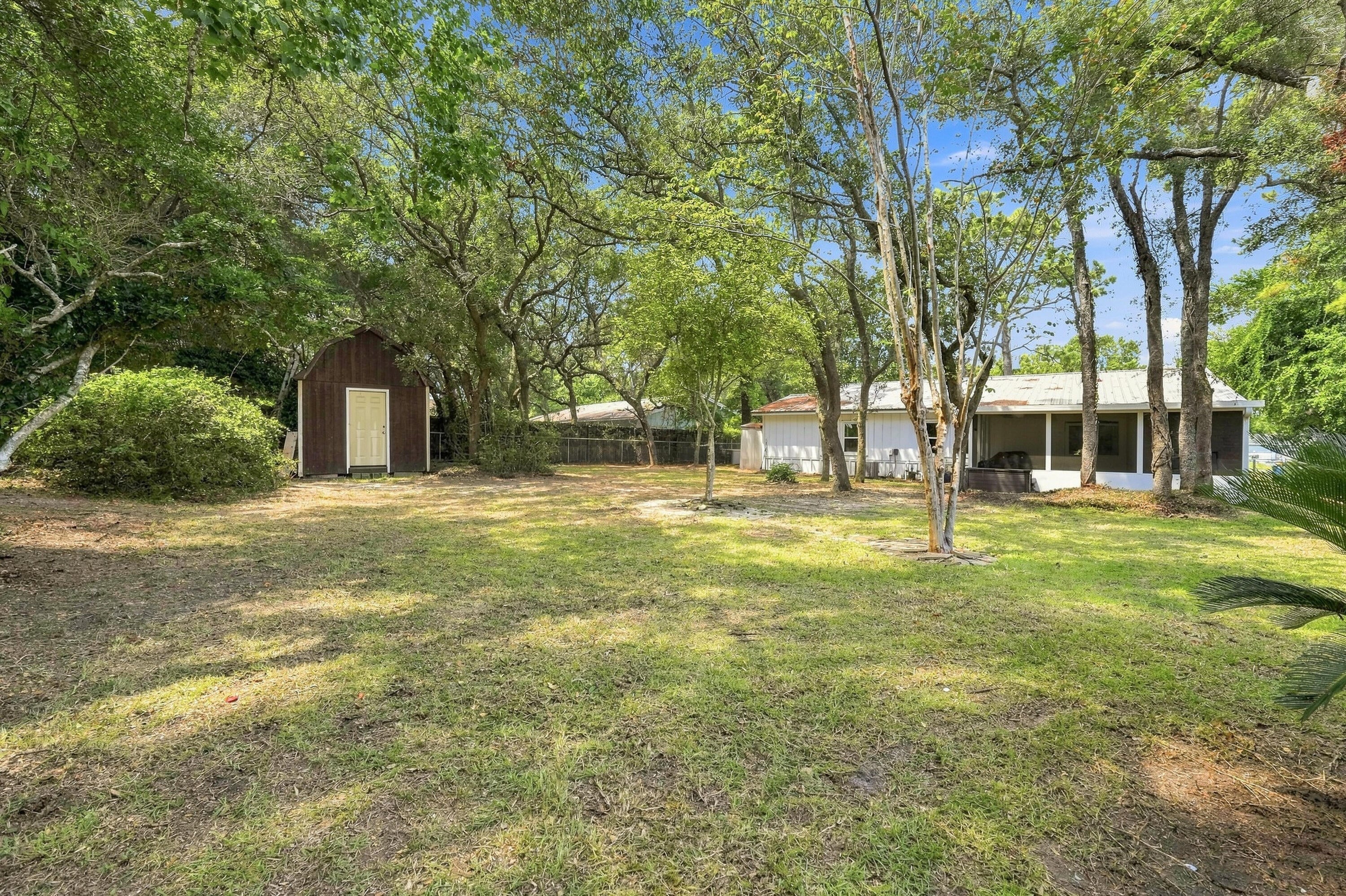 PORT DIXIE ALL OF LOTS 21 22 & E1/2 - Residential