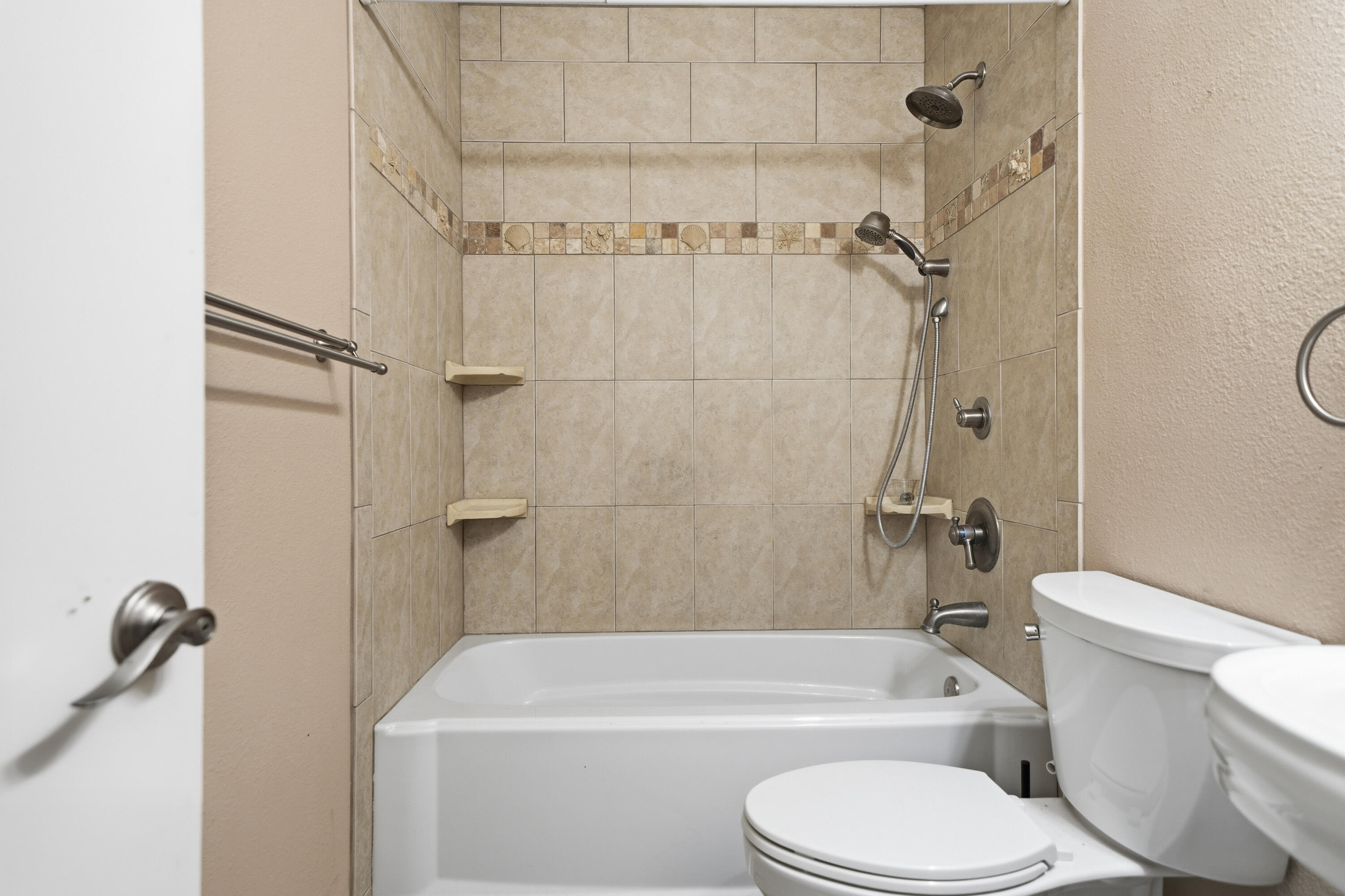 PINEWOOD ESTATES 2 - Residential Lease
