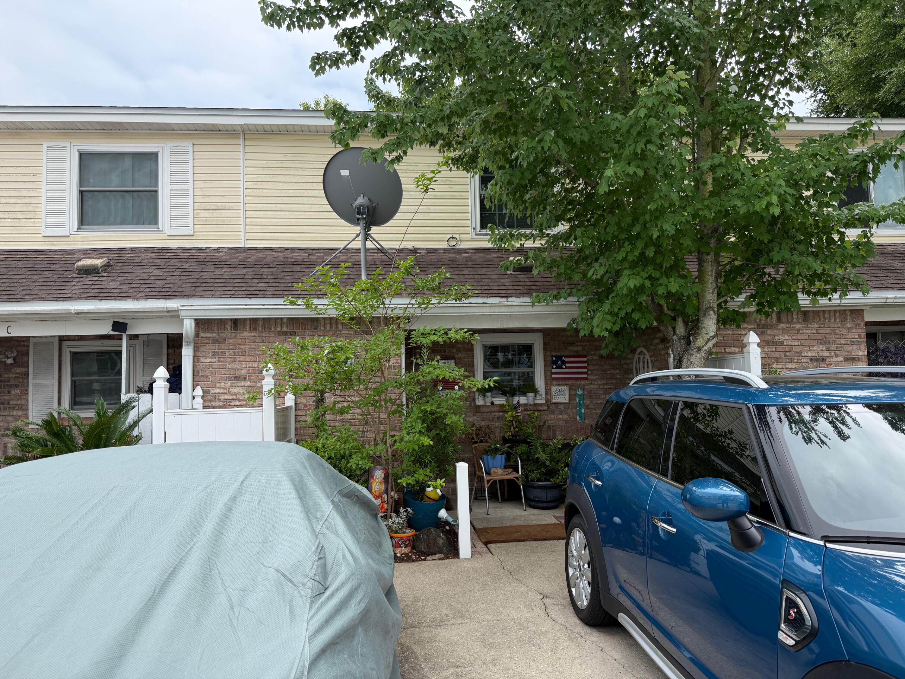 Property is being sold AS IS. Located just off Racetrack Rd in Ft. Walton. Short walk to Choctawhatchee School. Buyer to verify all pertinent information including square footage and lot dimensions.