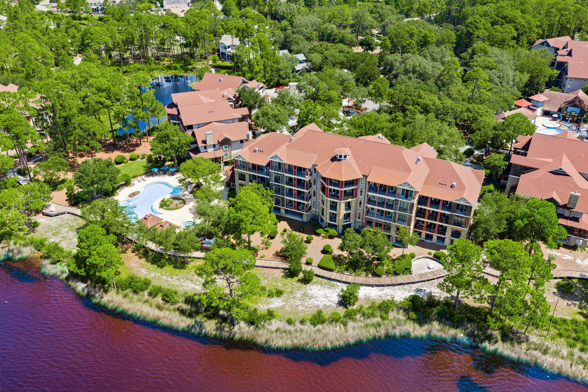 WILD HERON LAKESIDE LODGE - Residential
