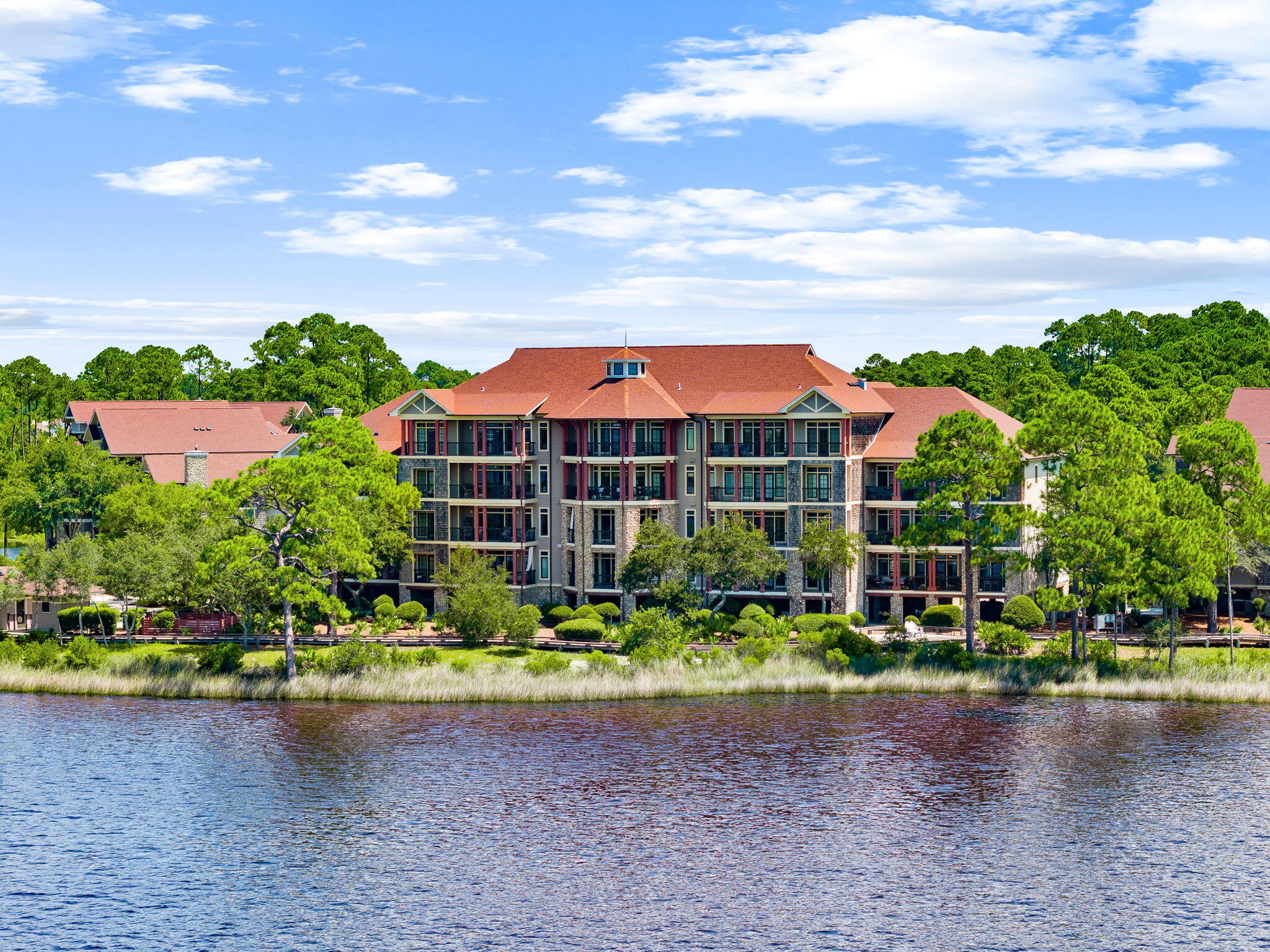 WILD HERON LAKESIDE LODGE - Residential