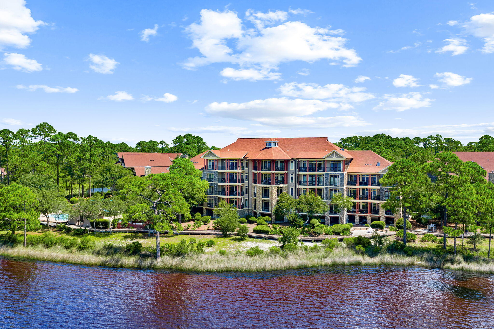WILD HERON LAKESIDE LODGE - Residential