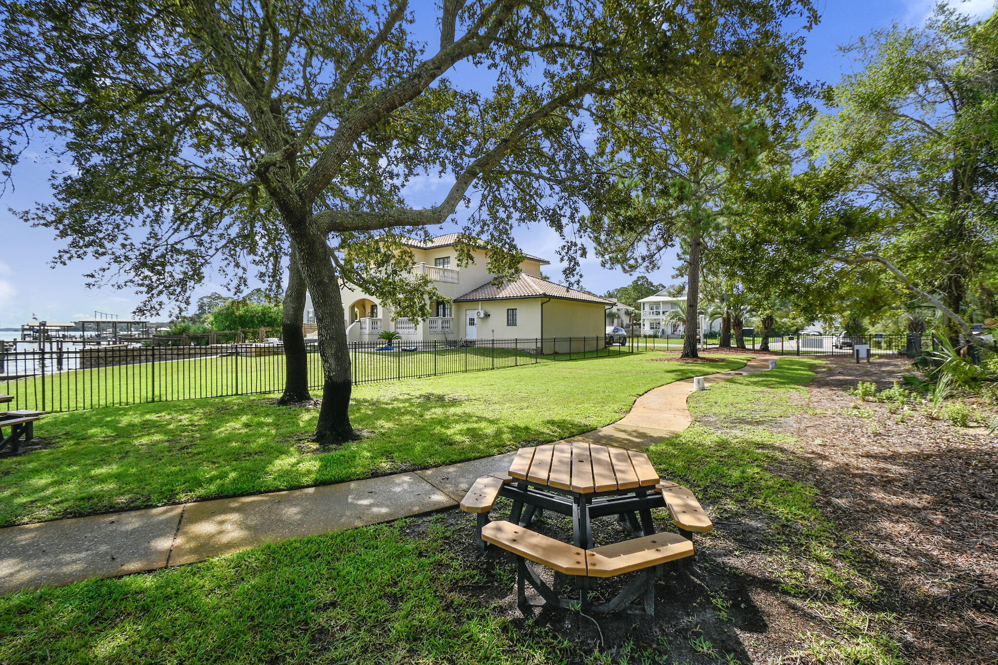 PELICAN BAY - Residential