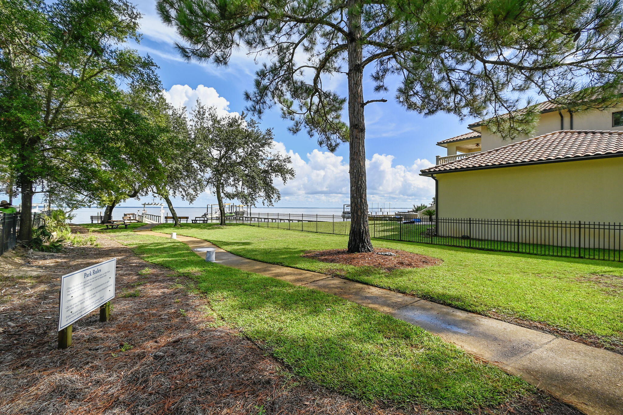 PELICAN BAY - Residential