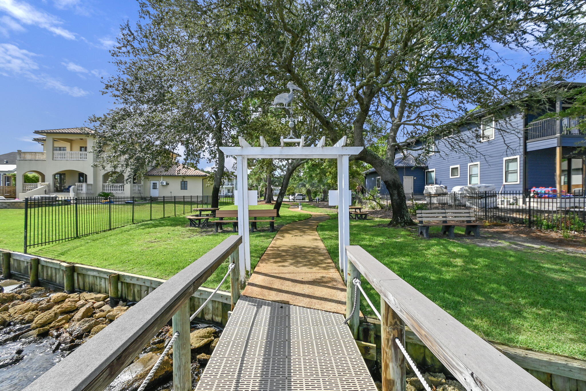 PELICAN BAY - Residential