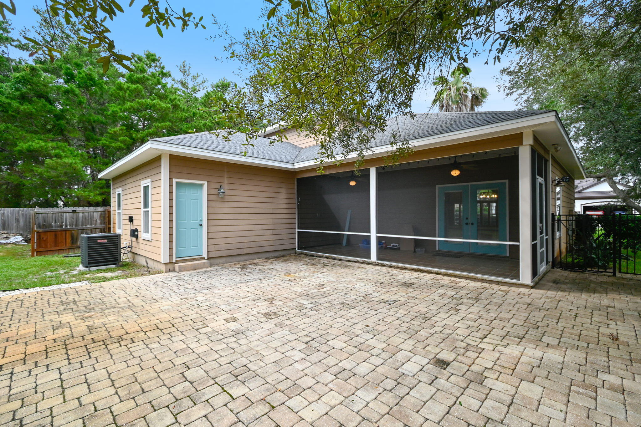 PELICAN BAY - Residential