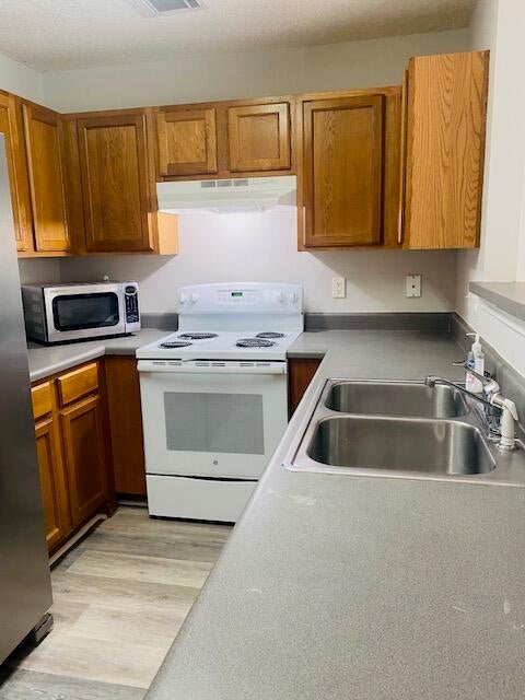 ROLLING PINES - Residential Lease