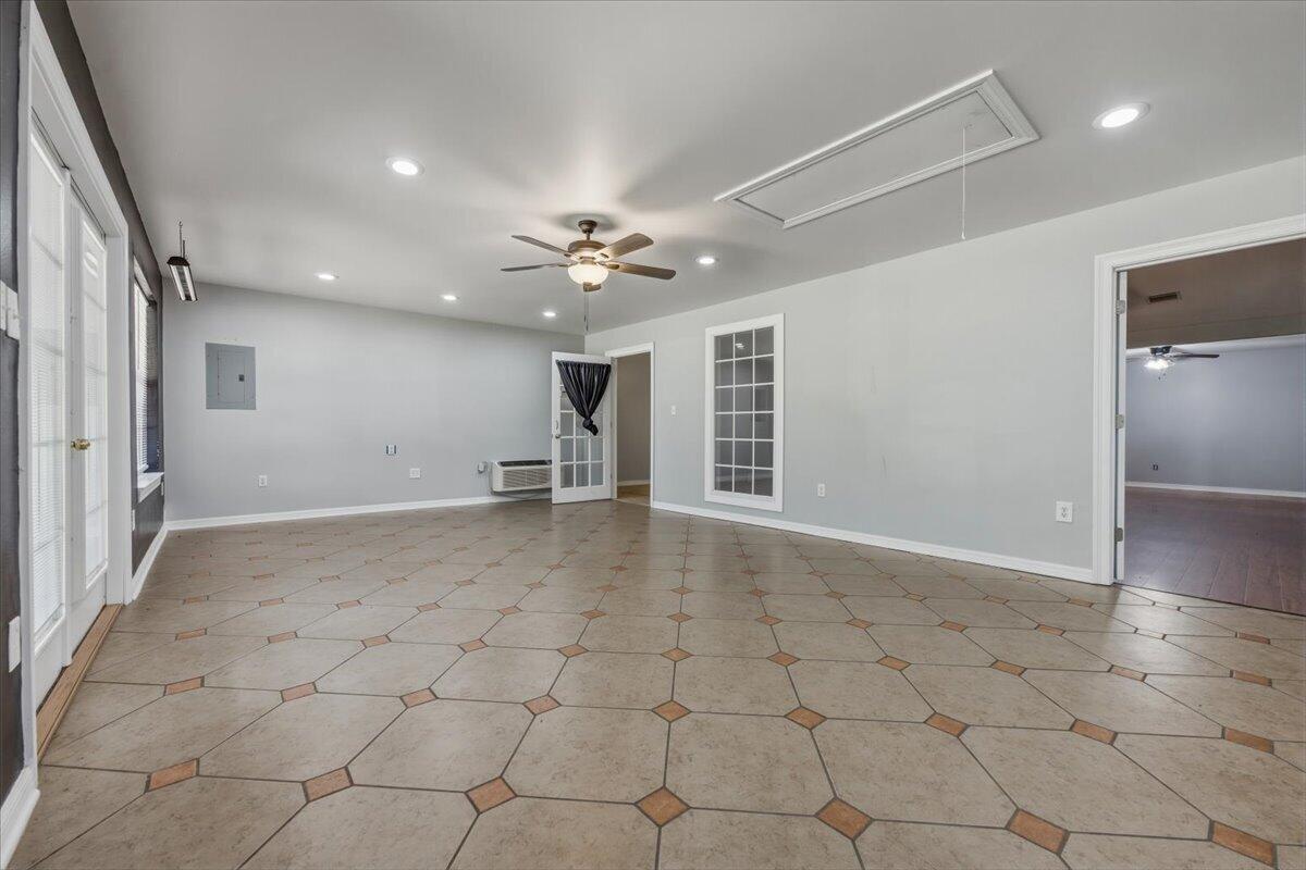 COUNTRY CLUB ESTATES - Residential