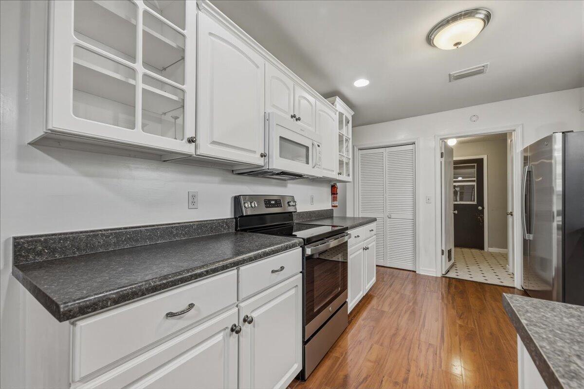 COUNTRY CLUB ESTATES - Residential