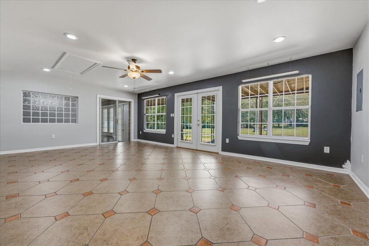 COUNTRY CLUB ESTATES - Residential