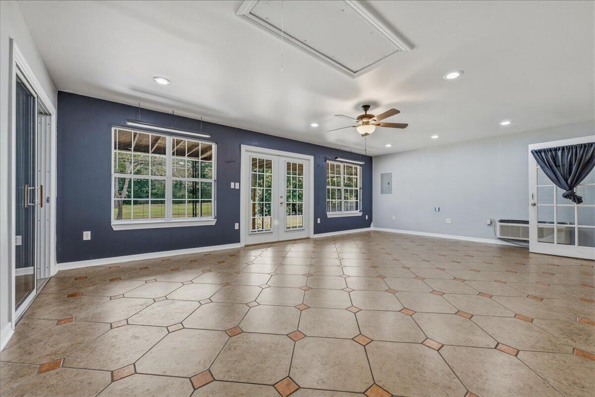 COUNTRY CLUB ESTATES - Residential