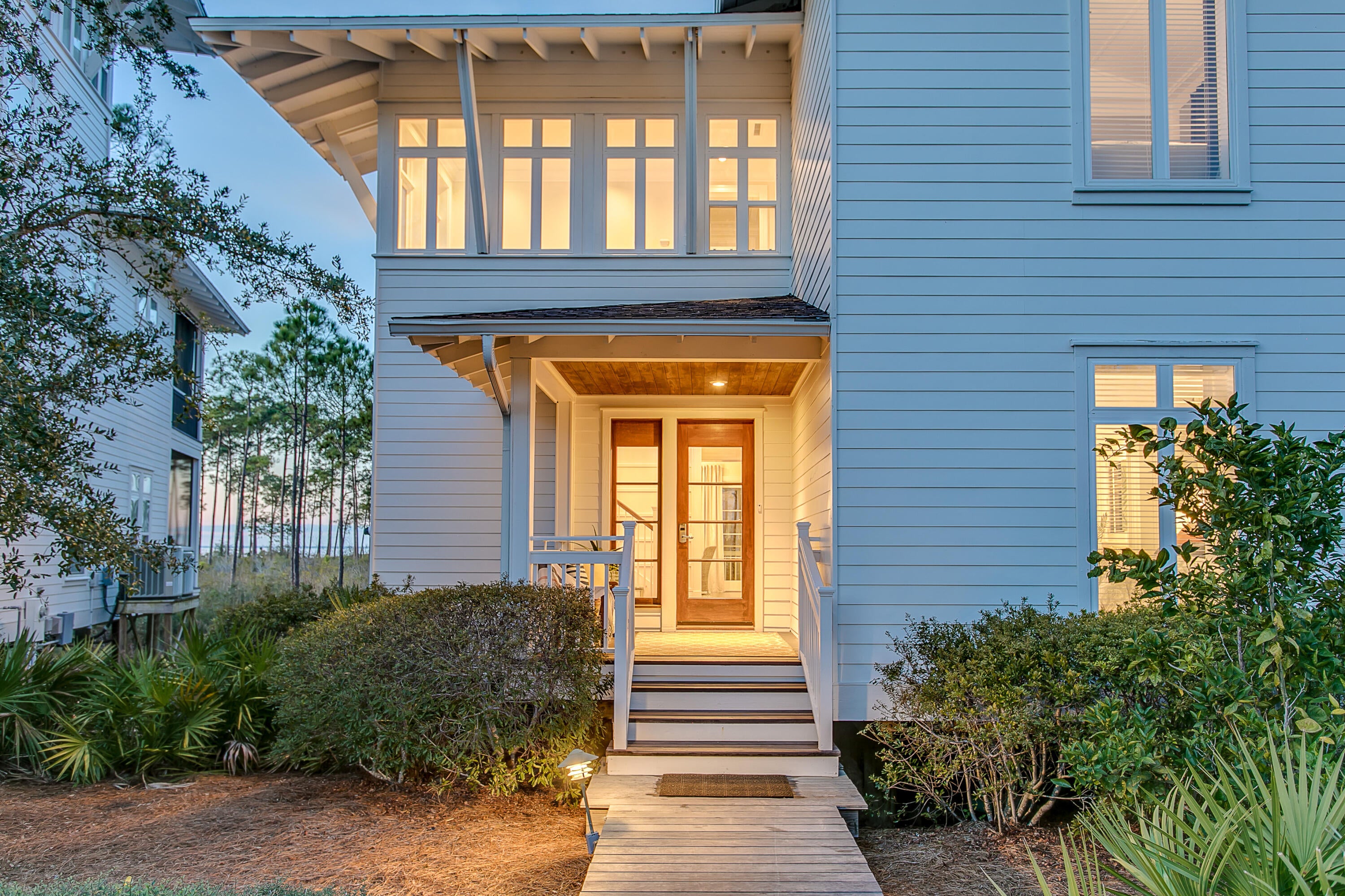 FRACTIONAL OWNERSHIP 1/10TH INTEREST Sandestin has much to offer, but buying a second luxurious home here can get a bit pricey. However, if you only paid for the amount of time that you actually used it, it suddenly becomes quite affordable. Everything you would expect from the Fairmont brand is here for you to enjoy, from the world-class amenities to the service of a dedicated concierge team to attend to your every need.  Exquisitely remodeled in 2023,
 This sale includes these weeks in 2026 an as yet unplanned week in 2026, 11/21 and a space available week.