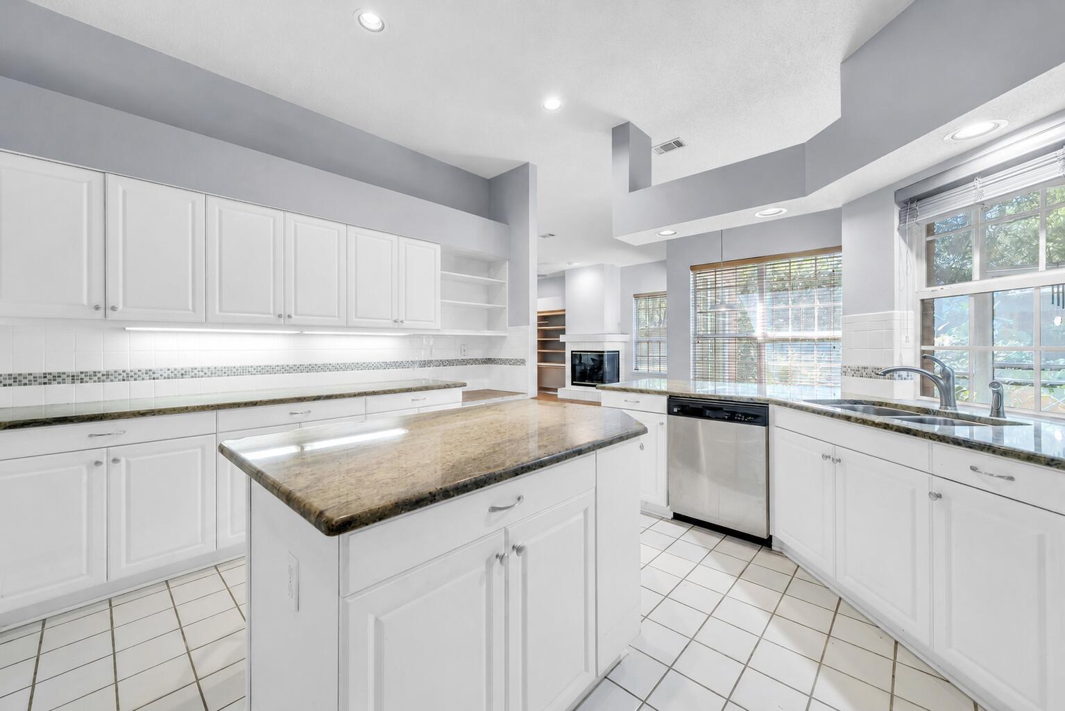 PARKWOOD ESTATES PH 1 BLUEWATER BAY - Residential
